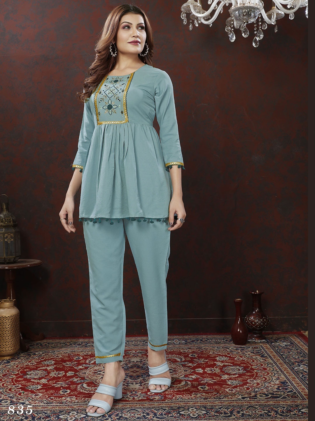 DIVASTRI Women Floral Printed Regular Gotta Patti Pure Cotton Top with Trousers, Turquoise blue
DIVASTRI Women Floral Printed Regular Gotta Patti Pure Cotton Top with Trousers, Turquoise blue