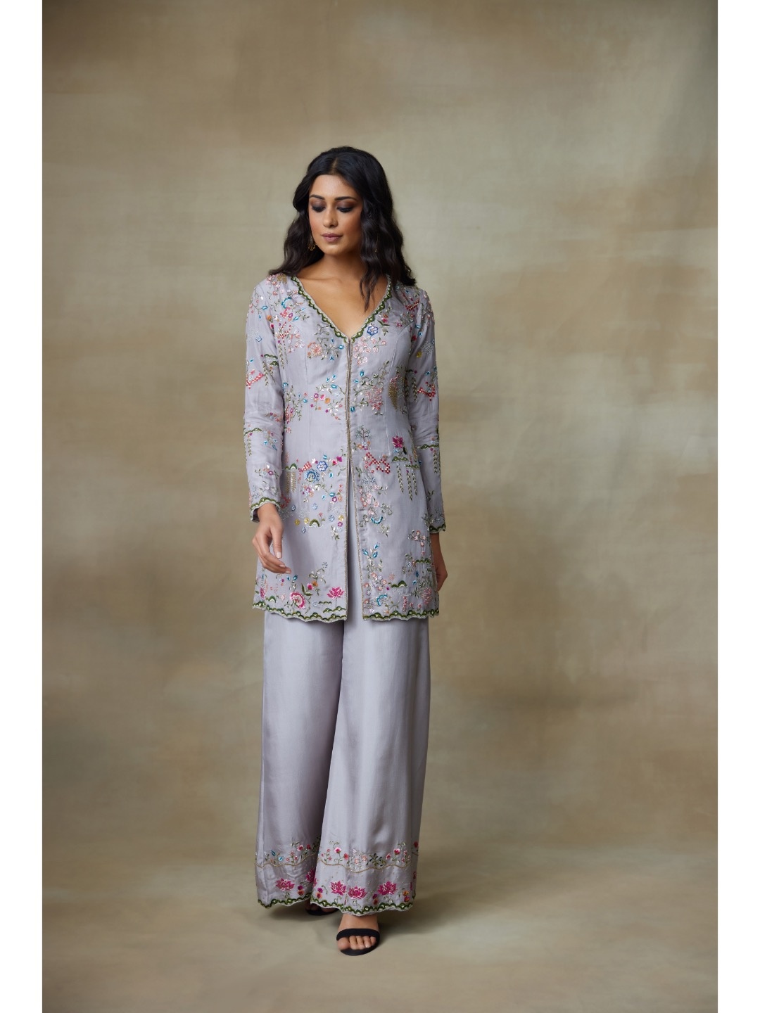 SHASHA GABA Women Floral Embroidered Regular Thread Work Pure Silk Kurta with Palazzos, Grey
SHASHA GABA Women Floral Embroidered Regular Thread Work Pure Silk Kurta with Palazzos, Grey