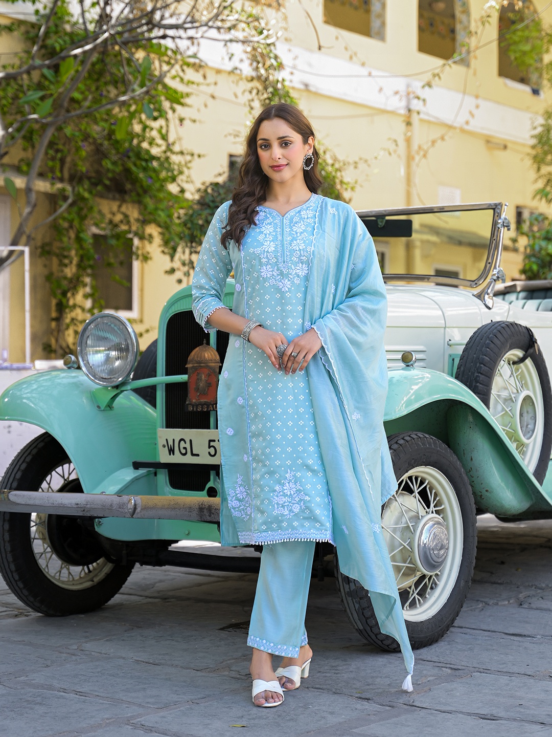 Peachmode Women Floral Embroidered Regular Thread Work Chanderi Silk Kurta with Trousers & With Dupatta, Turquoise blue
Peachmode Women Floral Embroidered Regular Thread Work Chanderi Silk Kurta with Trousers & With Dupatta, Turquoise blue