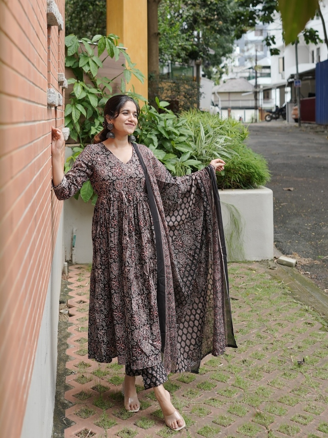 KALINI Women Floral Printed Regular Pure Cotton Kurta with Trousers & With Dupatta, Black
KALINI Women Floral Printed Regular Pure Cotton Kurta with Trousers & With Dupatta, Black