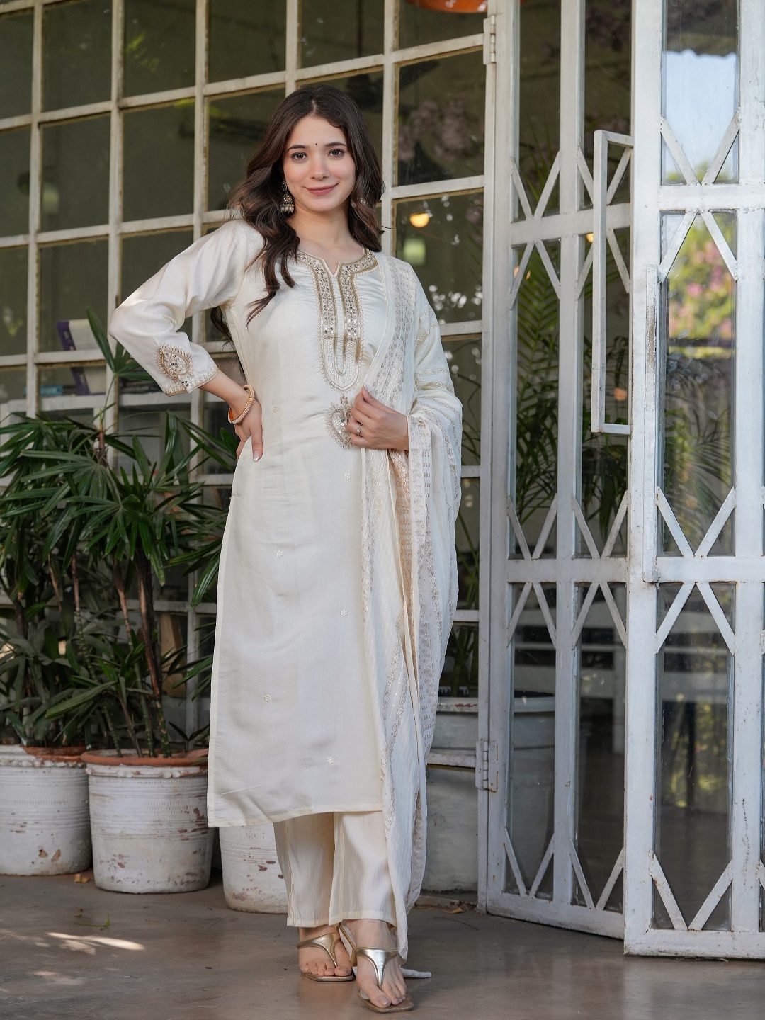 Nimidiya Women Ethnic Motifs Embroidered Regular Sequinned Chanderi Silk Kurta with Trousers & With Dupatta, Off white
Nimidiya Women Ethnic Motifs Embroidered Regular Sequinned Chanderi Silk Kurta with Trousers & With Dupatta, Off white