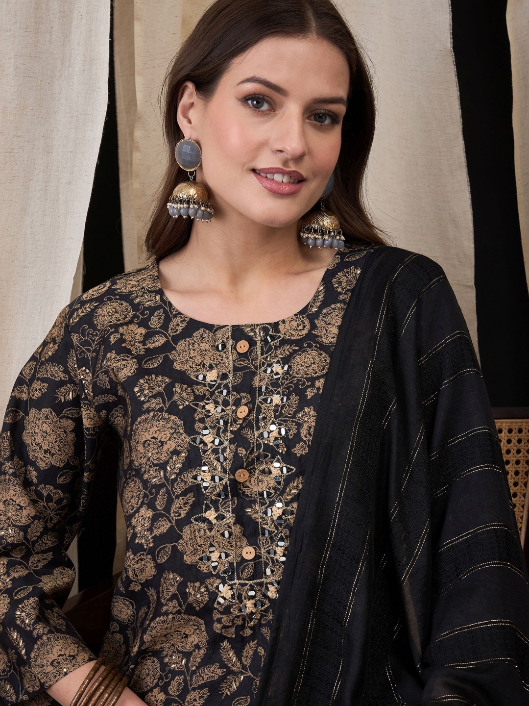 Anouk Women Floral Embroidered Regular Mirror Work Chanderi Silk Kurta with Trousers & With Dupatta, Black
Anouk Women Floral Embroidered Regular Mirror Work Chanderi Silk Kurta with Trousers & With Dupatta, Black