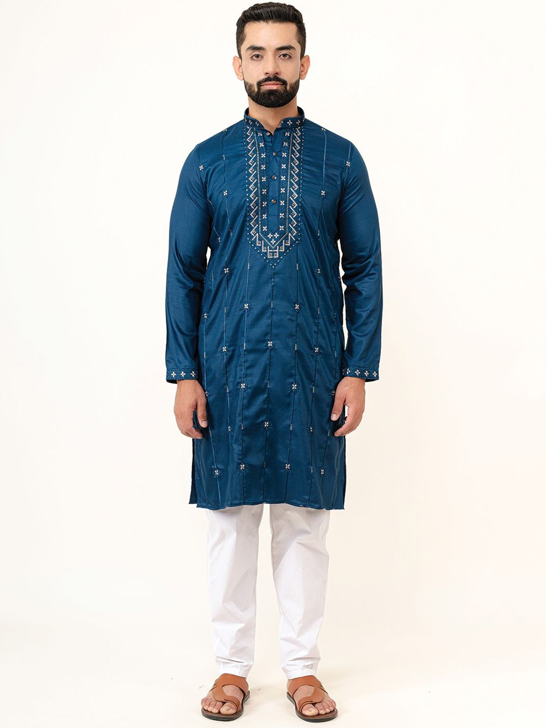 Tistabene Embroidered Mandarin Collar Silk Thread Work Handloom Straight Kurta, Teal
Tistabene Embroidered Mandarin Collar Silk Thread Work Handloom Straight Kurta, Teal