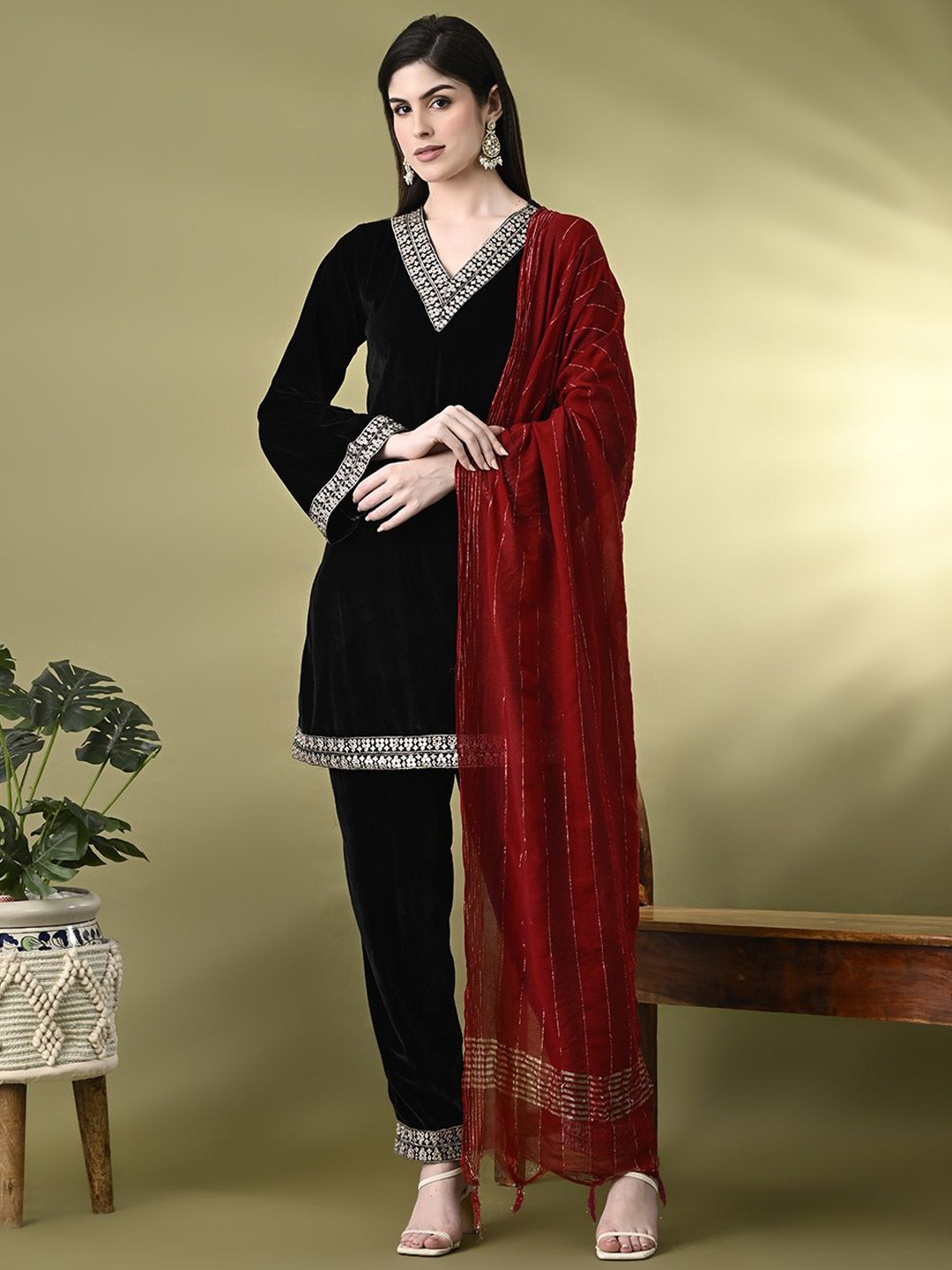 KALINI Women Ethnic Motifs Yoke Design Regular Thread Work Velvet Kurta with Palazzos & With Dupatta, Black
KALINI Women Ethnic Motifs Yoke Design Regular Thread Work Velvet Kurta with Palazzos & With Dupatta, Black