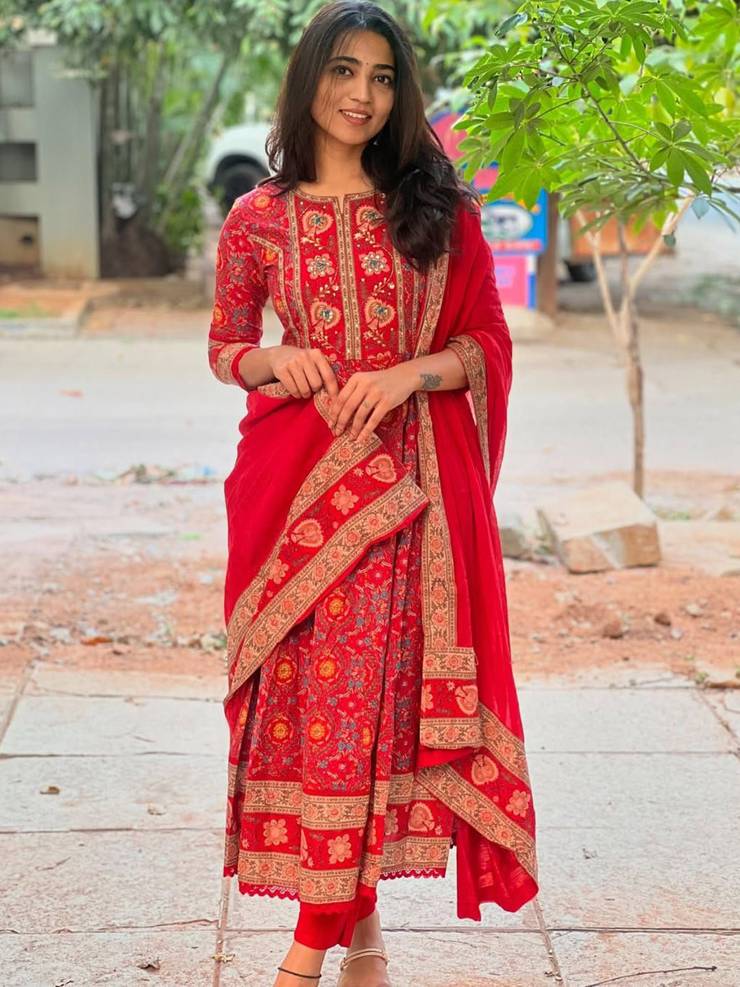 LERIYU Women Floral Printed Regular Pure Cotton Kurta with Trousers & With Dupatta, Red
LERIYU Women Floral Printed Regular Pure Cotton Kurta with Trousers & With Dupatta, Red