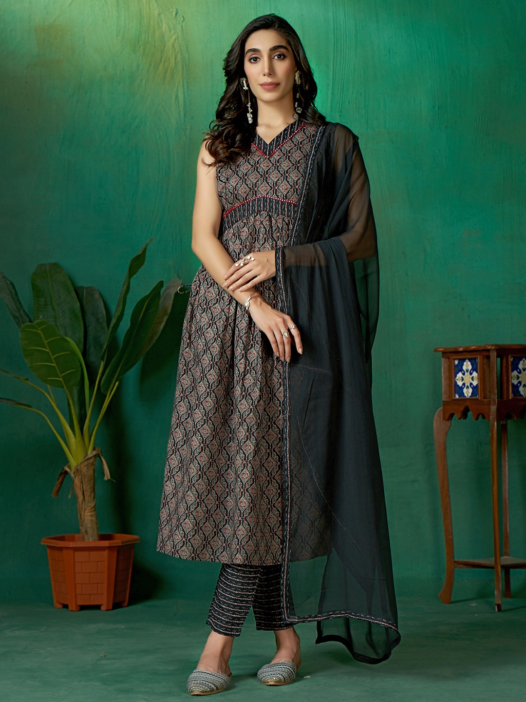 DIVASTRI Women Ethnic Motifs Printed Regular Gotta Patti Pure Cotton Kurta with Trousers & With Dupatta, Black
DIVASTRI Women Ethnic Motifs Printed Regular Gotta Patti Pure Cotton Kurta with Trousers & With Dupatta, Black