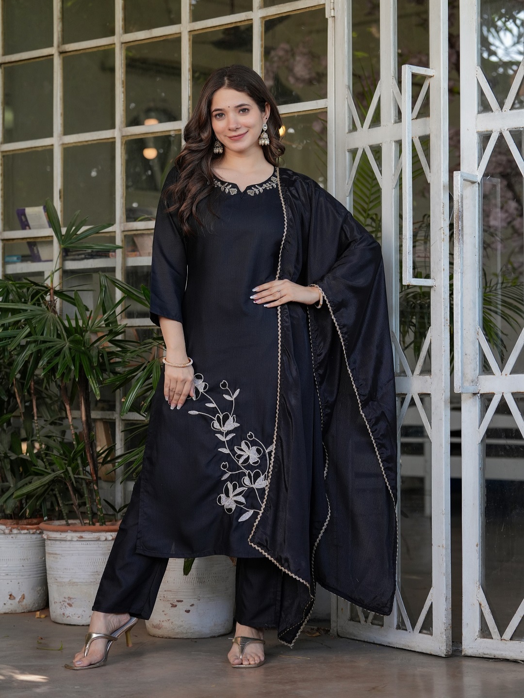 Nimidiya Women Embroidered Regular Thread Work Kurta with Trousers & With Dupatta, Black
Nimidiya Women Embroidered Regular Thread Work Kurta with Trousers & With Dupatta, Black