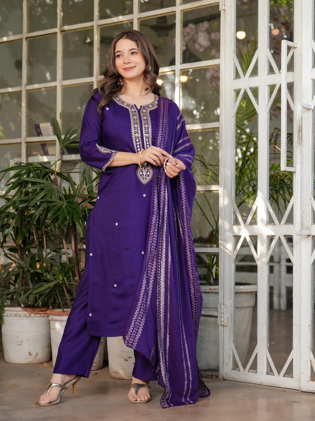 Murta Trends Women Ethnic Motifs Embroidered Regular Sequinned Chanderi Silk Kurta with Trousers & With, Violet
Murta Trends Women Ethnic Motifs Embroidered Regular Sequinned Chanderi Silk Kurta with Trousers & With, Violet