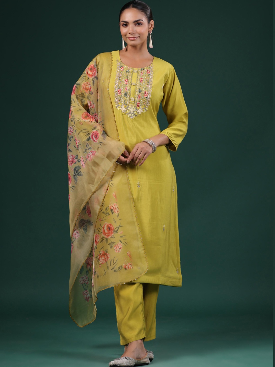 Sindh Fashion Women Floral Embroidered Regular Kurta with Trousers & With Dupatta, Green
Sindh Fashion Women Floral Embroidered Regular Kurta with Trousers & With Dupatta, Green