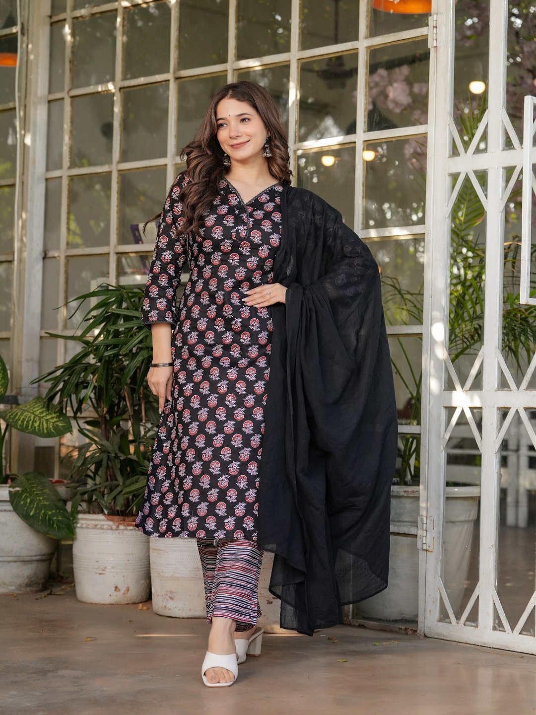 Murta Trends Women Floral Printed Regular Pure Cotton Kurta with Trousers & With Dupatta, Black
Murta Trends Women Floral Printed Regular Pure Cotton Kurta with Trousers & With Dupatta, Black