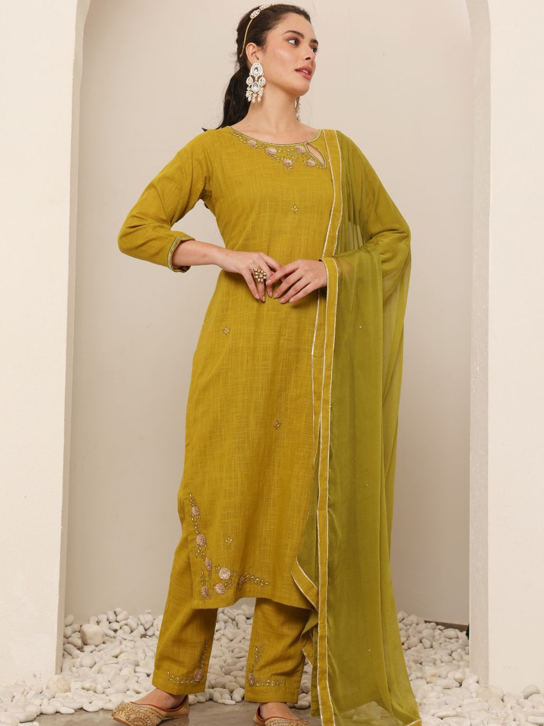 Lative Colours of Fashion Women Embroidered Regular Gotta Patti Linen Kurta with Trousers & With Dupatta, Green
Lative Colours of Fashion Women Embroidered Regular Gotta Patti Linen Kurta with Trousers & With Dupatta, Green