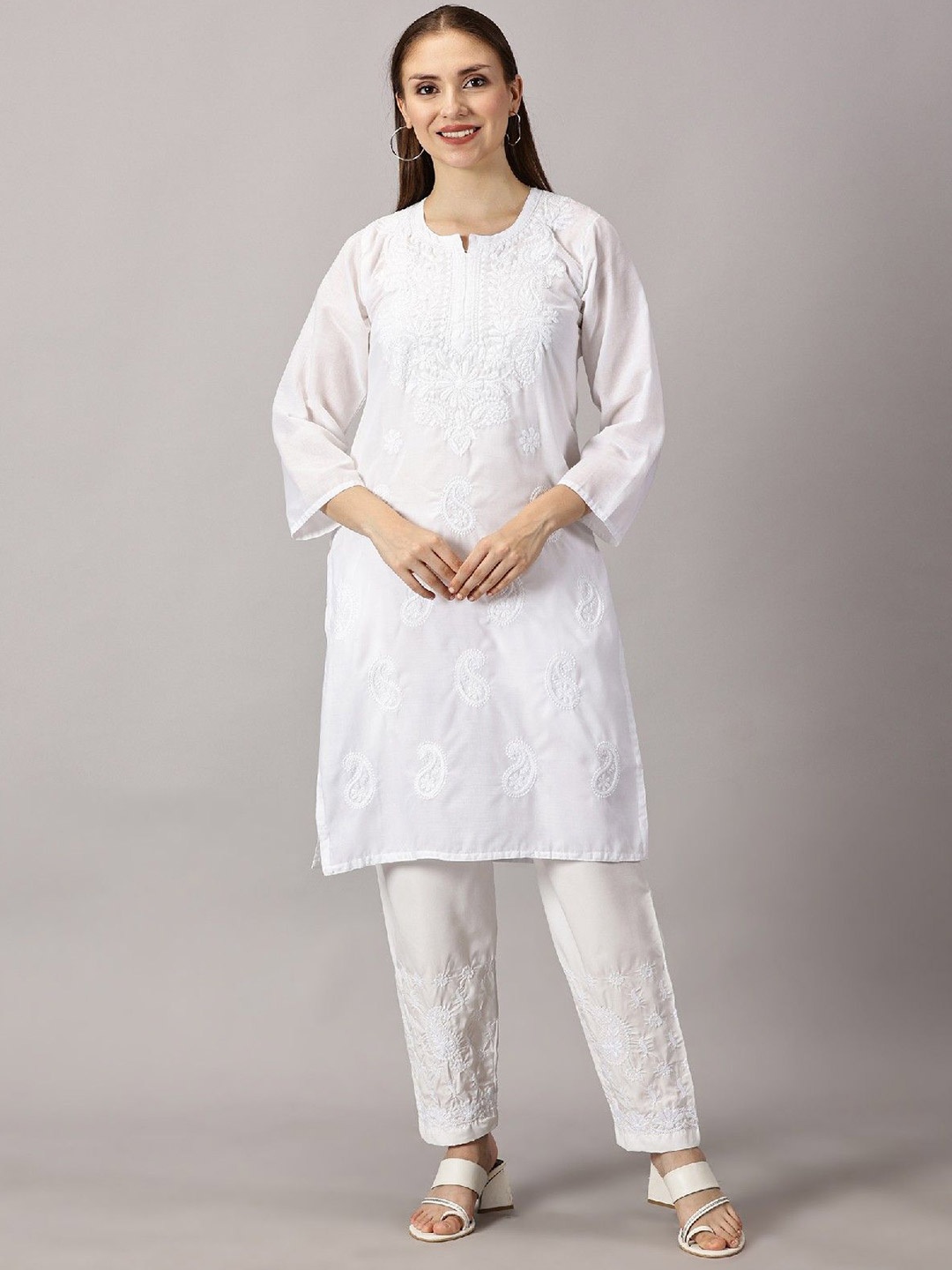 Fashionable Chikan Handikraft Paisley Embroidered Thread Work Cotton Straight Kurta, White
Fashionable Chikan Handikraft Paisley Embroidered Thread Work Cotton Straight Kurta, White