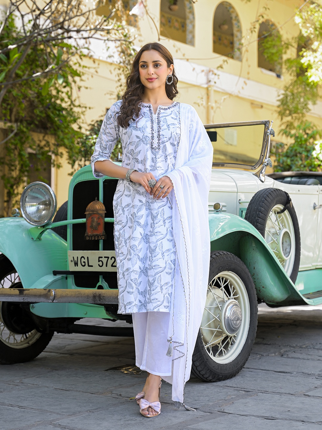 Peachmode Women Floral Printed Regular Sequinned Pure Cotton Kurta with Trousers & With Dupatta, Grey
Peachmode Women Floral Printed Regular Sequinned Pure Cotton Kurta with Trousers & With Dupatta, Grey