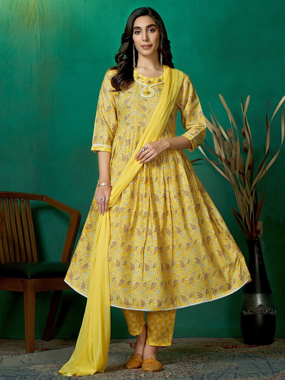 DIVASTRI Women Floral Printed Regular Gotta Patti Pure Cotton Kurta with Trousers & With Dupatta, Yellow
DIVASTRI Women Floral Printed Regular Gotta Patti Pure Cotton Kurta with Trousers & With Dupatta, Yellow