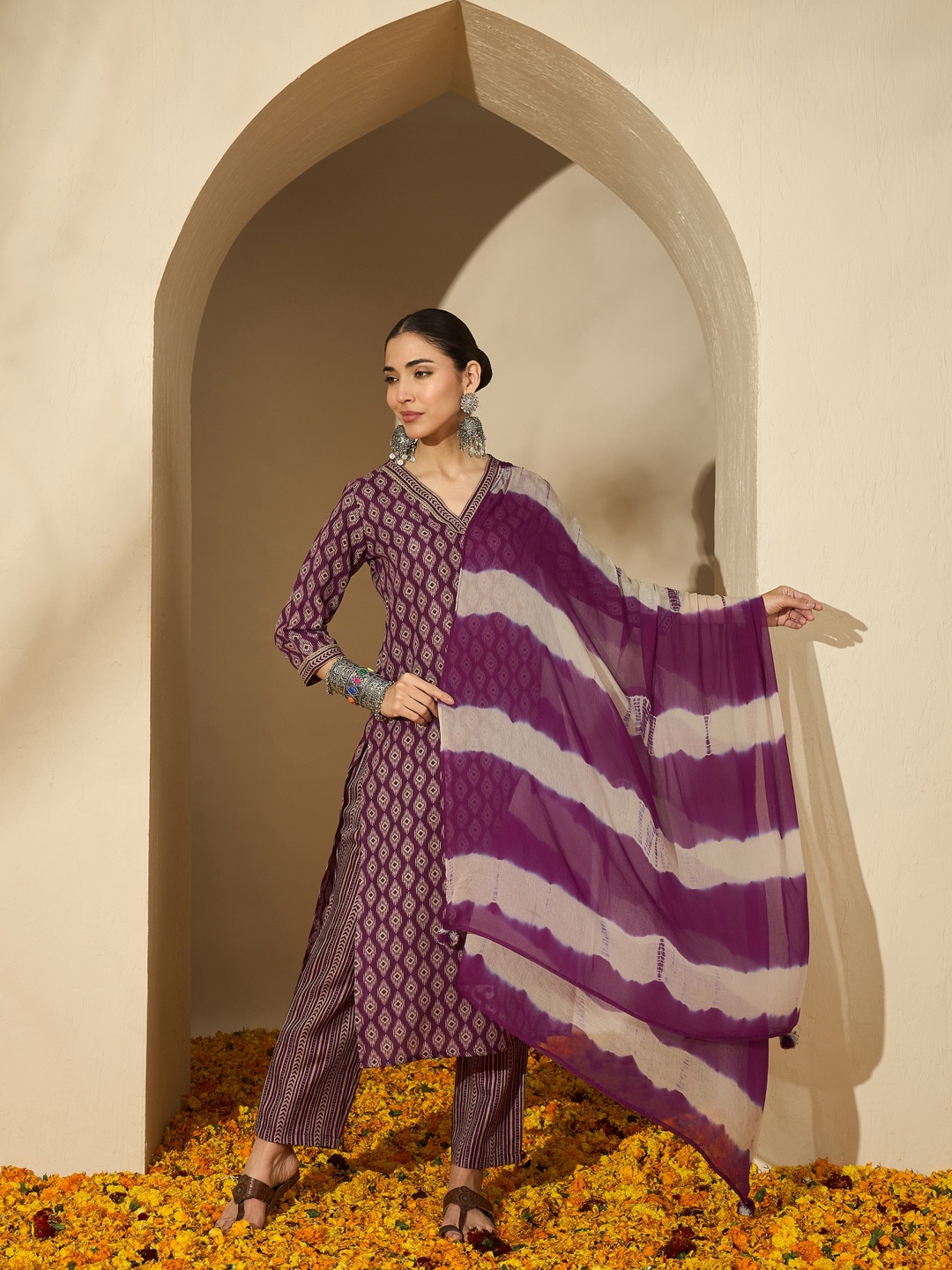 BANDIA Women Ethnic Motifs Printed Regular Sequinned Kurta with Trousers & With Dupatta, Burgundy
BANDIA Women Ethnic Motifs Printed Regular Sequinned Kurta with Trousers & With Dupatta, Burgundy
