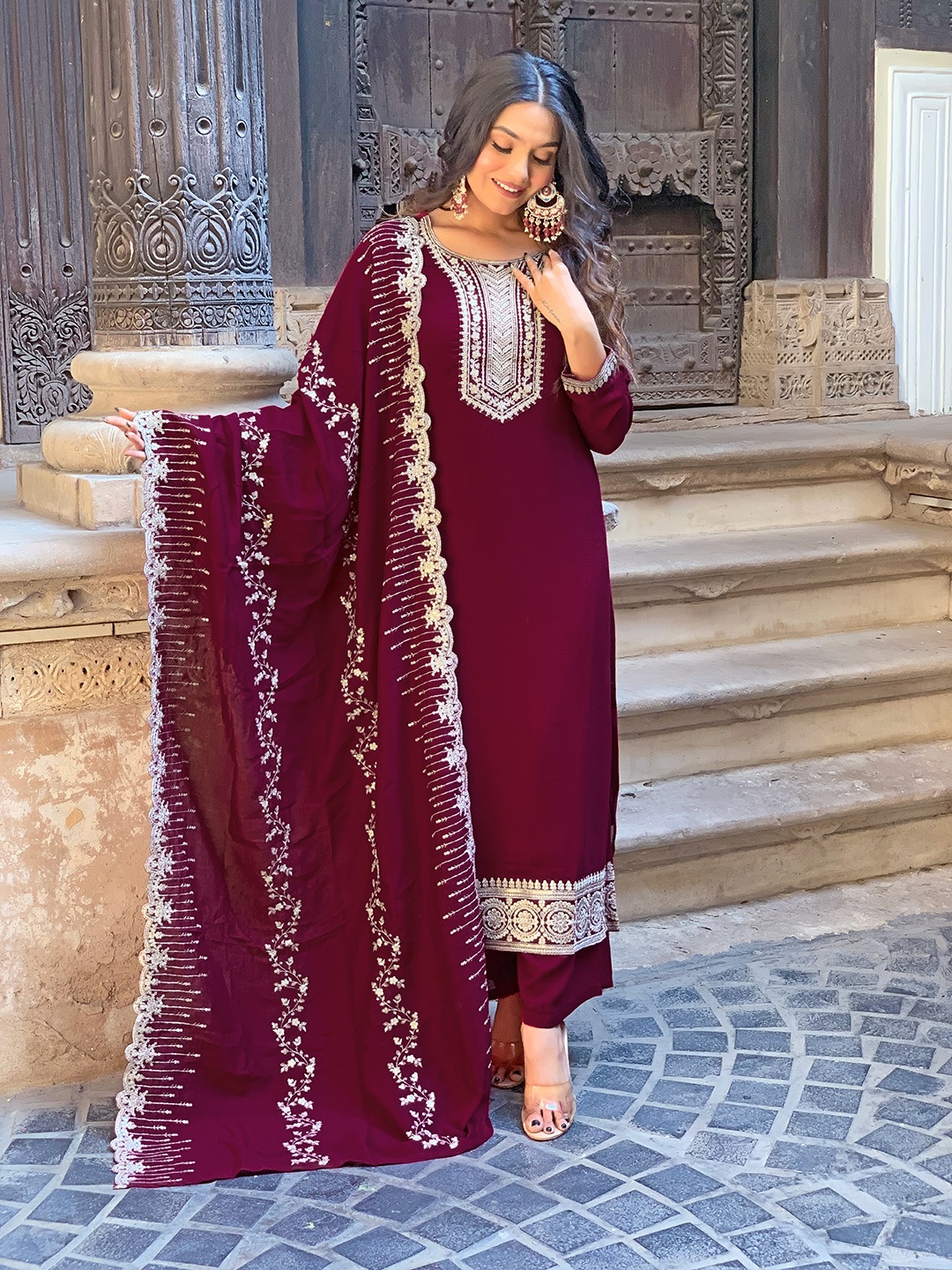 choiceit Women Floral Embroidered Regular Thread Work Kurta with Pyjamas & With Dupatta, Red
choiceit Women Floral Embroidered Regular Thread Work Kurta with Pyjamas & With Dupatta, Red