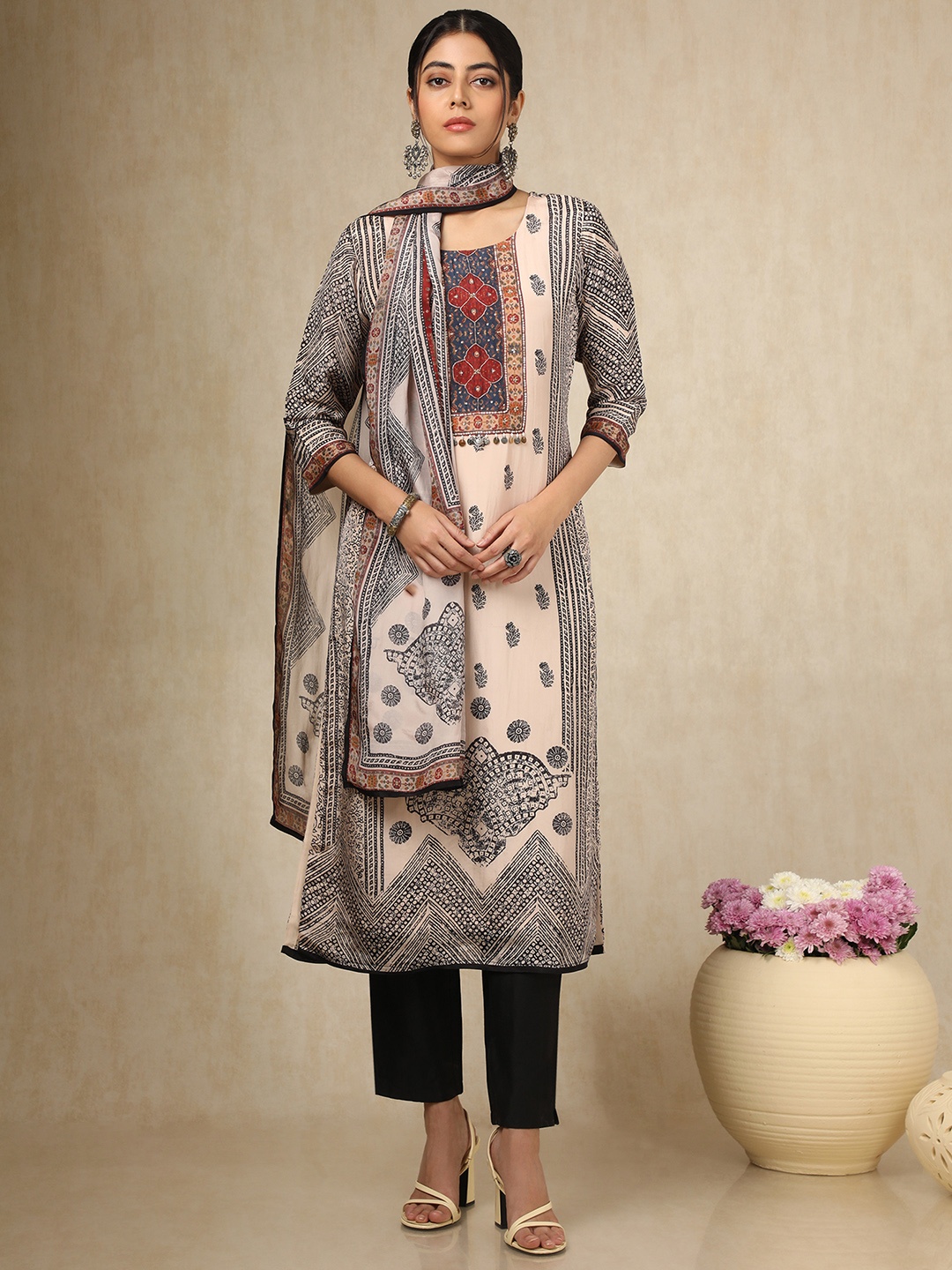 Soch Women Floral Printed Regular Sequinned Kurta with Trousers & With Dupatta, Cream
Soch Women Floral Printed Regular Sequinned Kurta with Trousers & With Dupatta, Cream