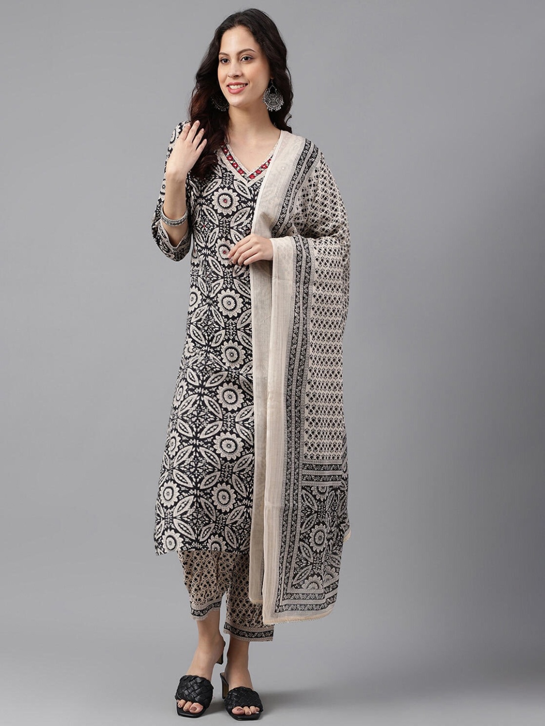 Moda Rapido Women Ethnic Motifs Printed Regular Kurta with Trousers & With Dupatta, Black
Moda Rapido Women Ethnic Motifs Printed Regular Kurta with Trousers & With Dupatta, Black