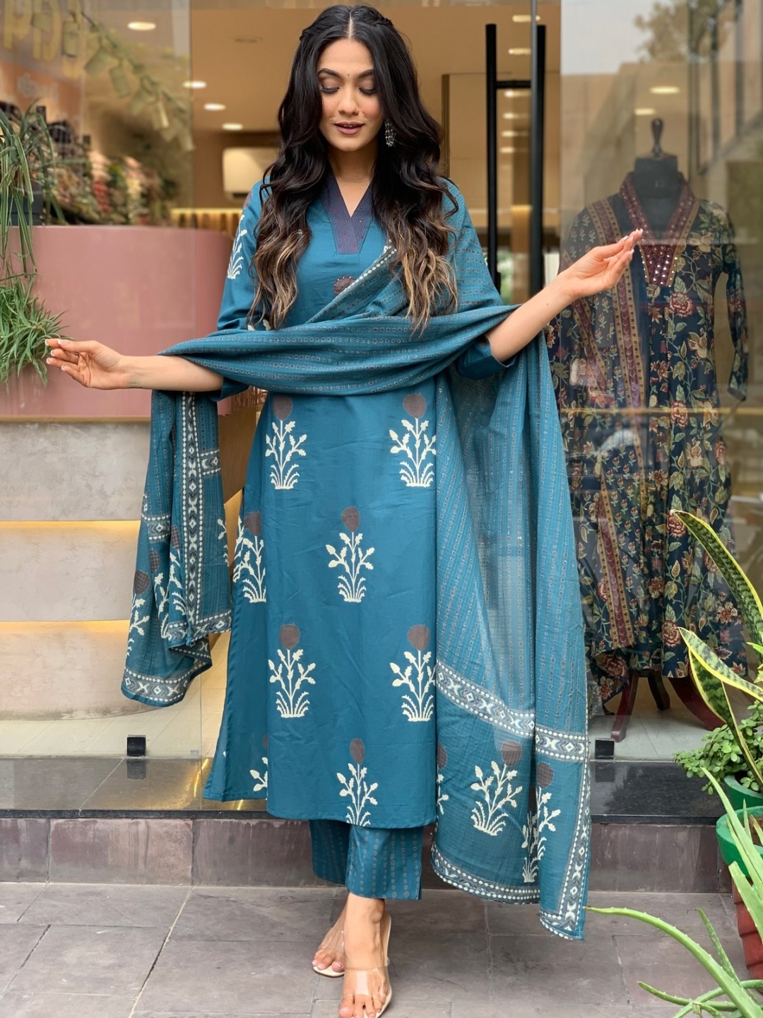 DIVASTRI Women Floral Printed Regular Beads and Stones Kurta with Trousers & With Dupatta, Blue
DIVASTRI Women Floral Printed Regular Beads and Stones Kurta with Trousers & With Dupatta, Blue