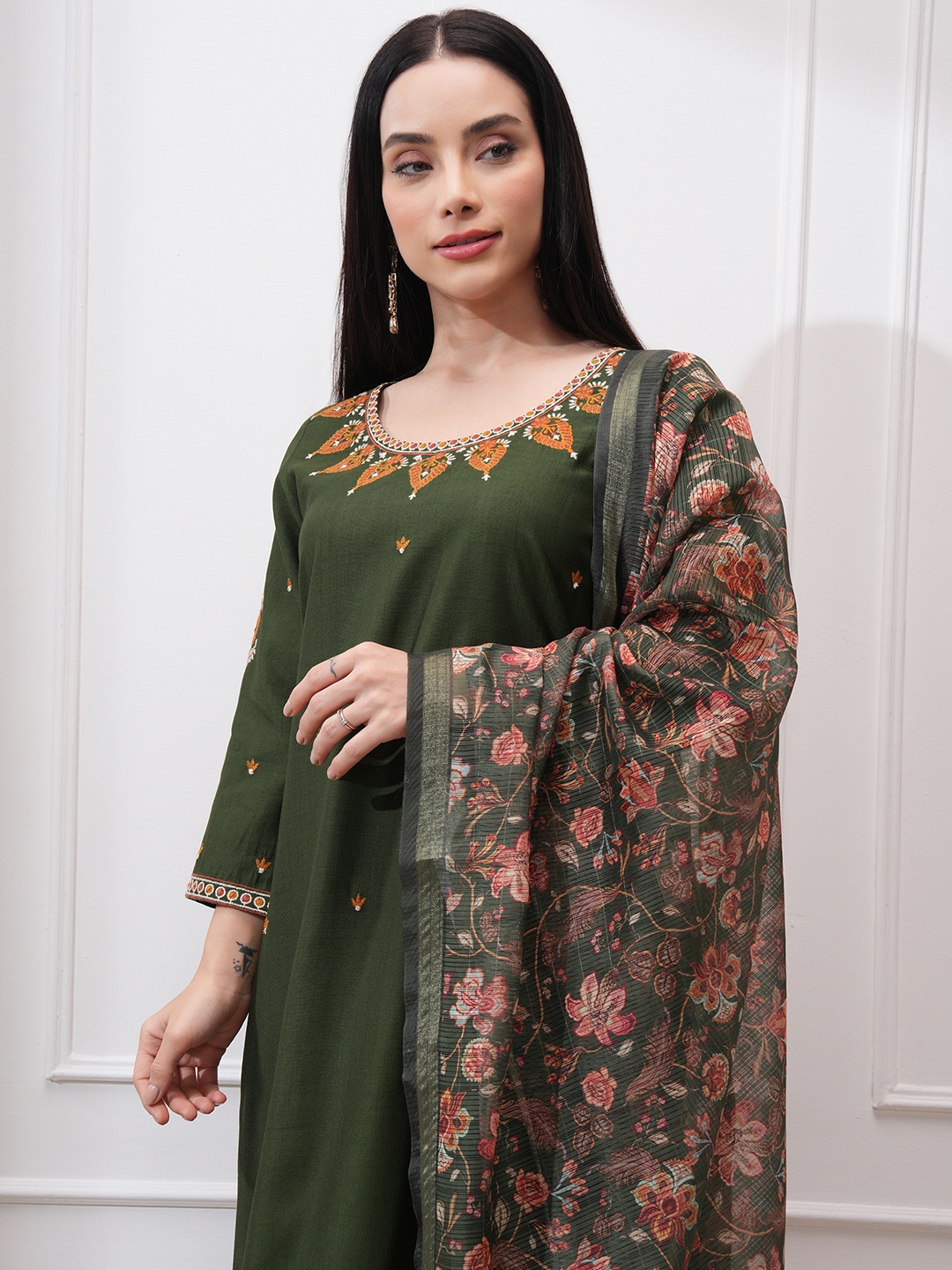Vishudh Women Ethnic Motifs Embroidered Regular Thread Work Kurta with Trousers & With Dupatta, Green
Vishudh Women Ethnic Motifs Embroidered Regular Thread Work Kurta with Trousers & With Dupatta, Green