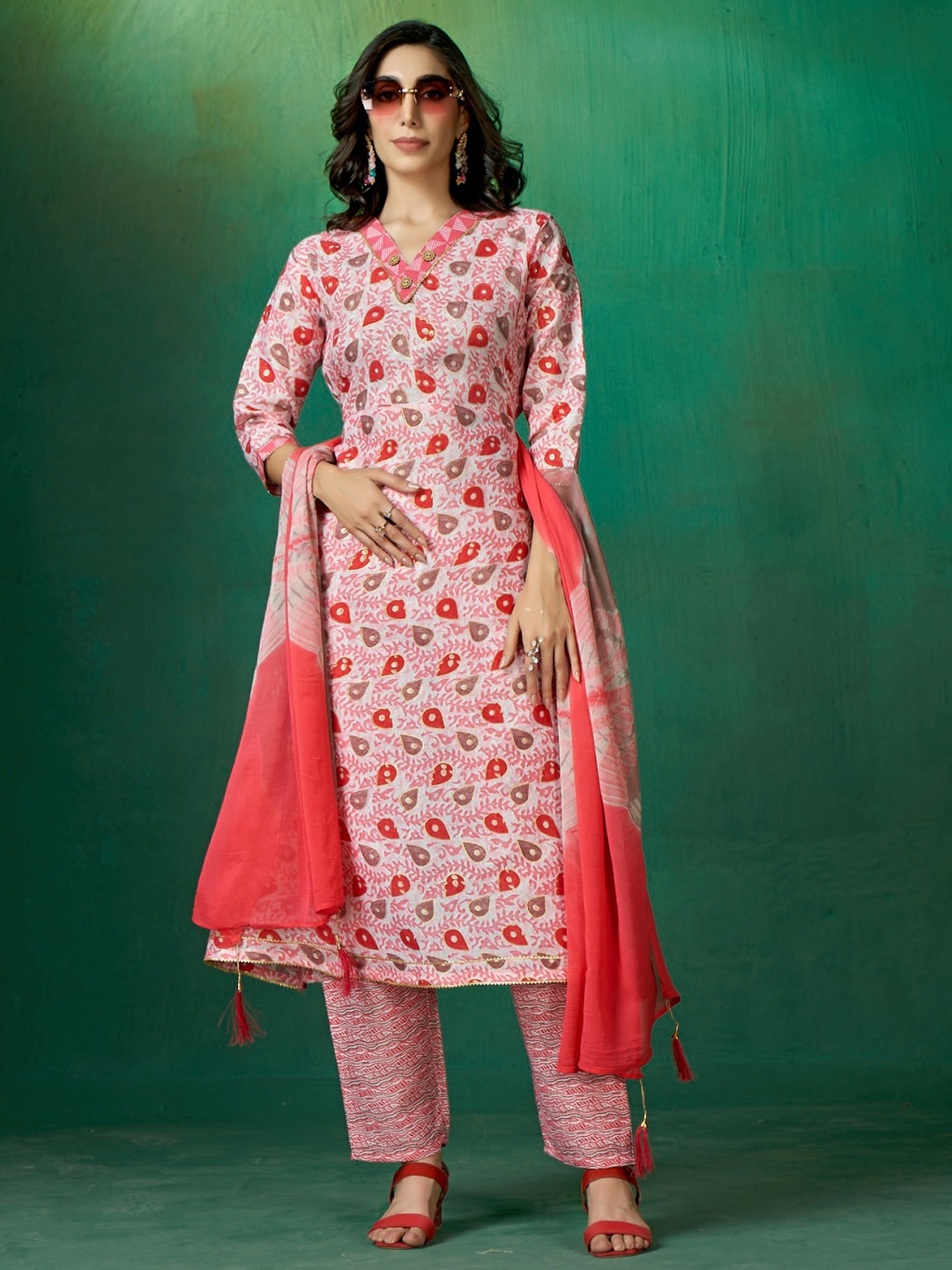 DIVASTRI Women Floral Printed Regular Gotta Patti Pure Cotton Kurta with Trousers & With Dupatta, Peach
DIVASTRI Women Floral Printed Regular Gotta Patti Pure Cotton Kurta with Trousers & With Dupatta, Peach