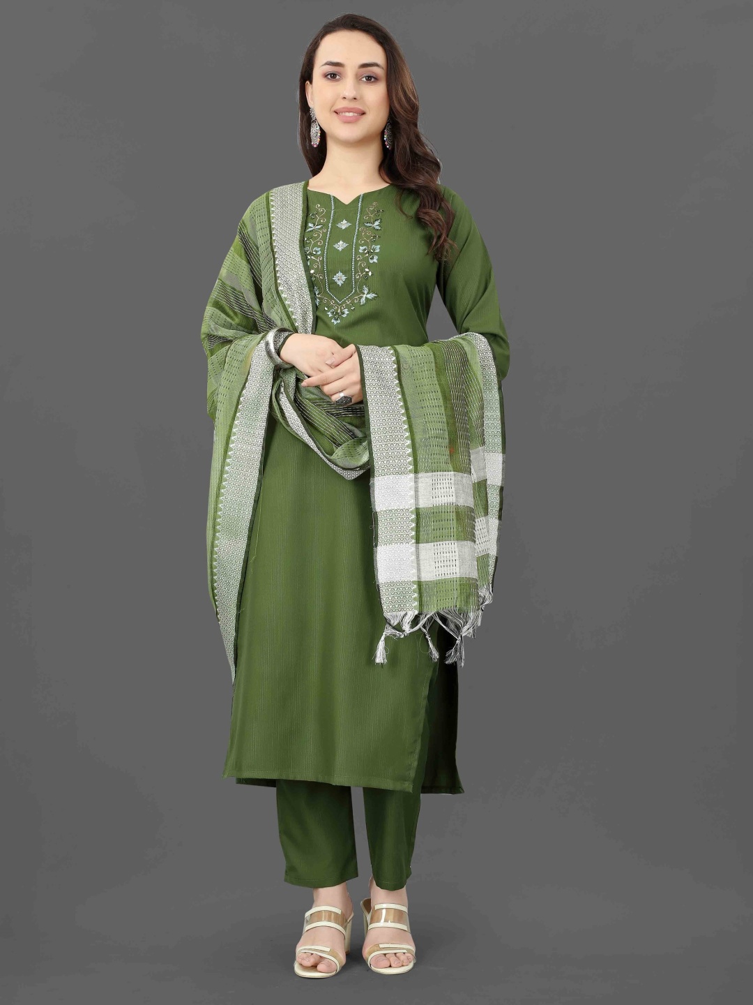 Fashion FRICKS Women Ethnic Motifs Embroidered Regular Thread Work Kurta with Palazzos & With Dupatta, Green
Fashion FRICKS Women Ethnic Motifs Embroidered Regular Thread Work Kurta with Palazzos & With Dupatta, Green