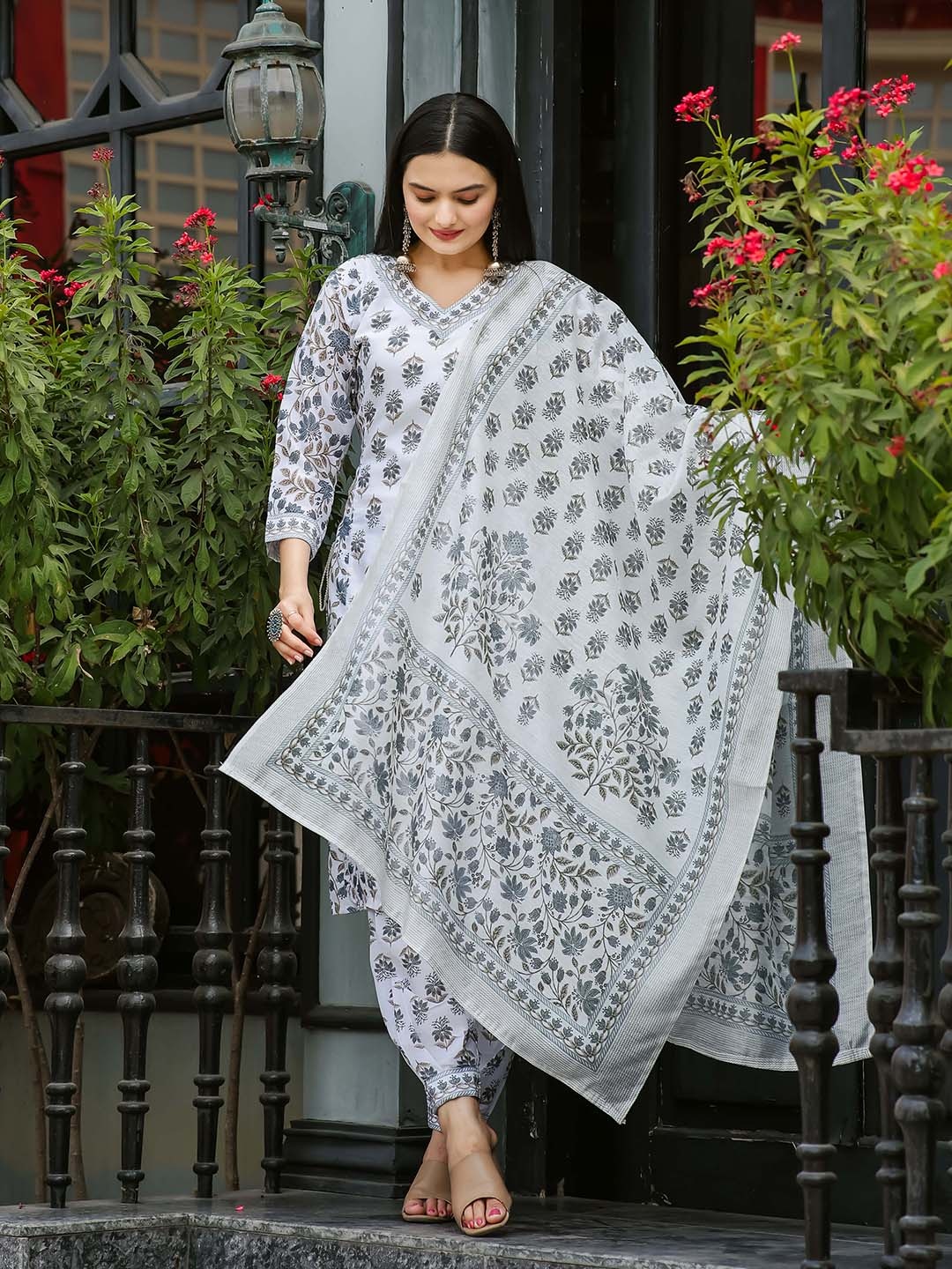 ZIBLON Women Floral Embroidered Regular Thread Work Kurta with Trousers & With Dupatta, White
ZIBLON Women Floral Embroidered Regular Thread Work Kurta with Trousers & With Dupatta, White