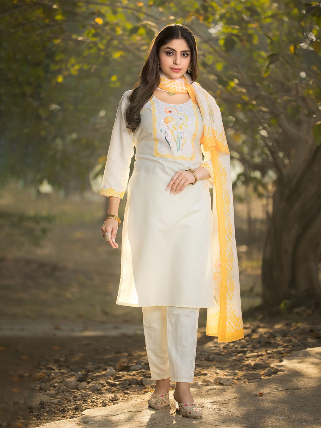 Anouk Women Floral Embroidered Regular Kurta with Trousers & With Dupatta, Off white
Anouk Women Floral Embroidered Regular Kurta with Trousers & With Dupatta, Off white