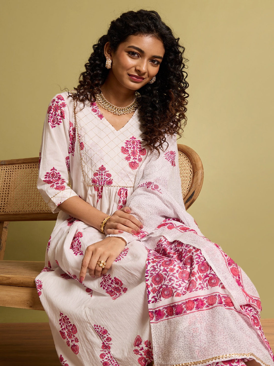 Taneira Women Floral Printed Regular Pure Cotton Kurta with Trousers & With Dupatta, Off white
Taneira Women Floral Printed Regular Pure Cotton Kurta with Trousers & With Dupatta, Off white