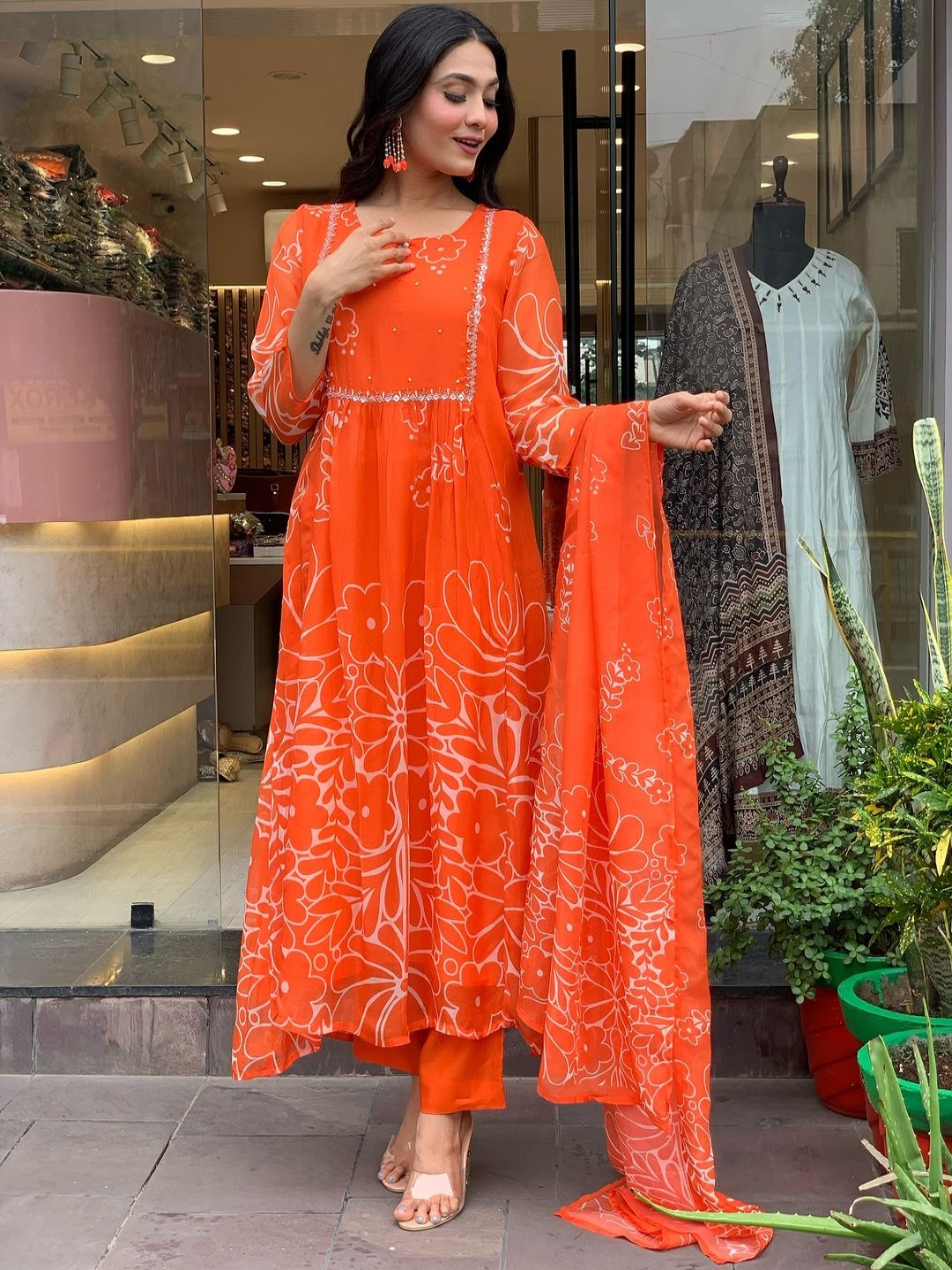 DIVASTRI Women Floral Printed Regular Beads and Stones Kurta with Trousers & With Dupatta, Orange
DIVASTRI Women Floral Printed Regular Beads and Stones Kurta with Trousers & With Dupatta, Orange