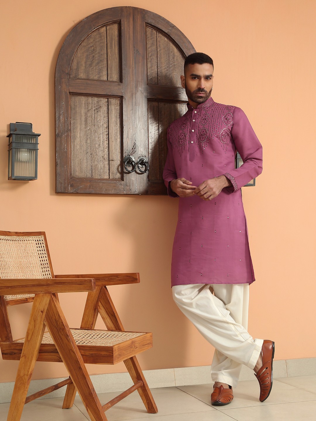 KRAFT INDIA LUXE Floral Embroidered Thread Work Mandarin Collor Straight Kurta, Purple
KRAFT INDIA LUXE Floral Embroidered Thread Work Mandarin Collor Straight Kurta, Purple