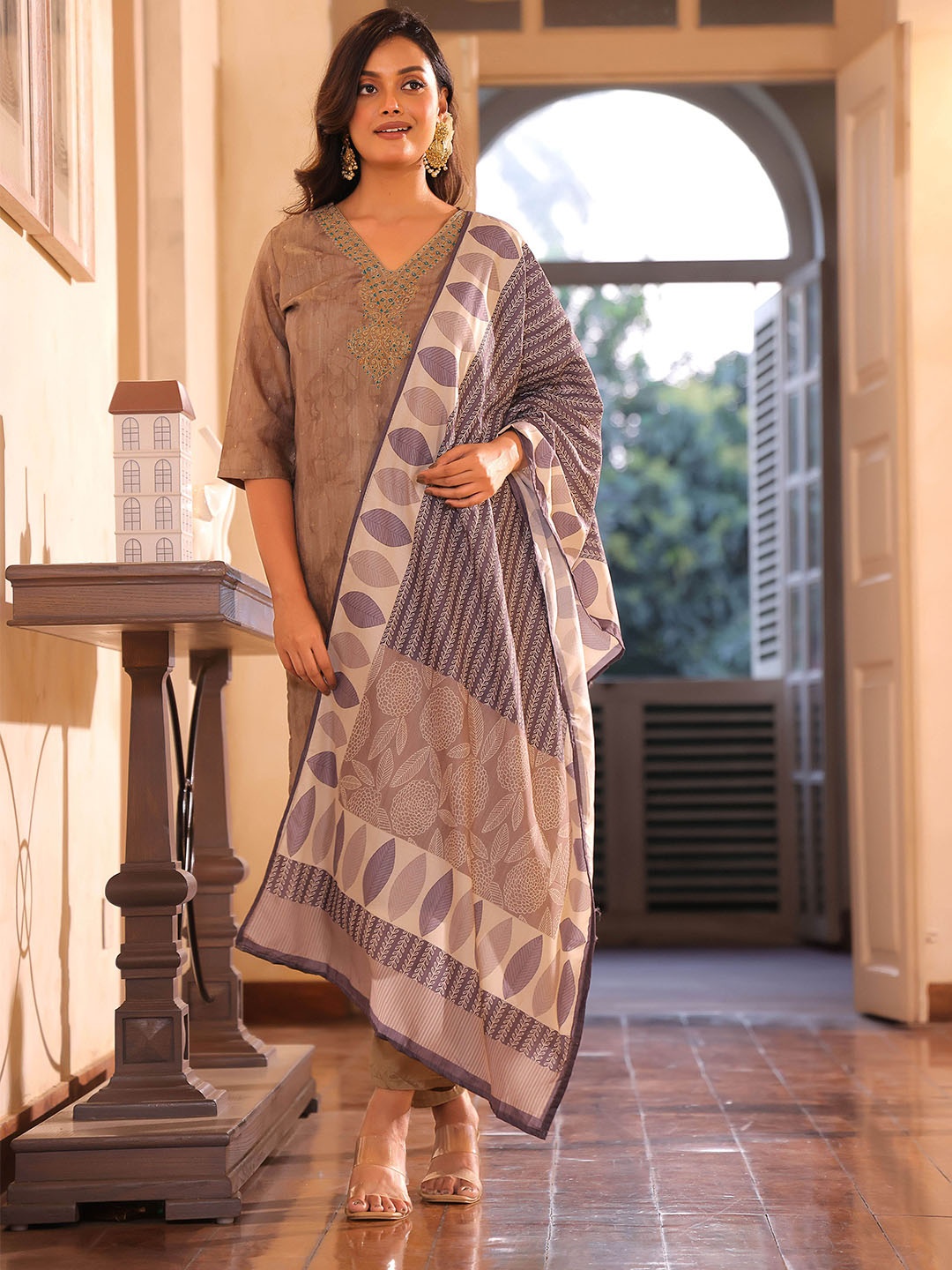 Anouk Women Ethnic Motifs Embroidered Regular Kurta with Trousers & With Dupatta, Grey
Anouk Women Ethnic Motifs Embroidered Regular Kurta with Trousers & With Dupatta, Grey