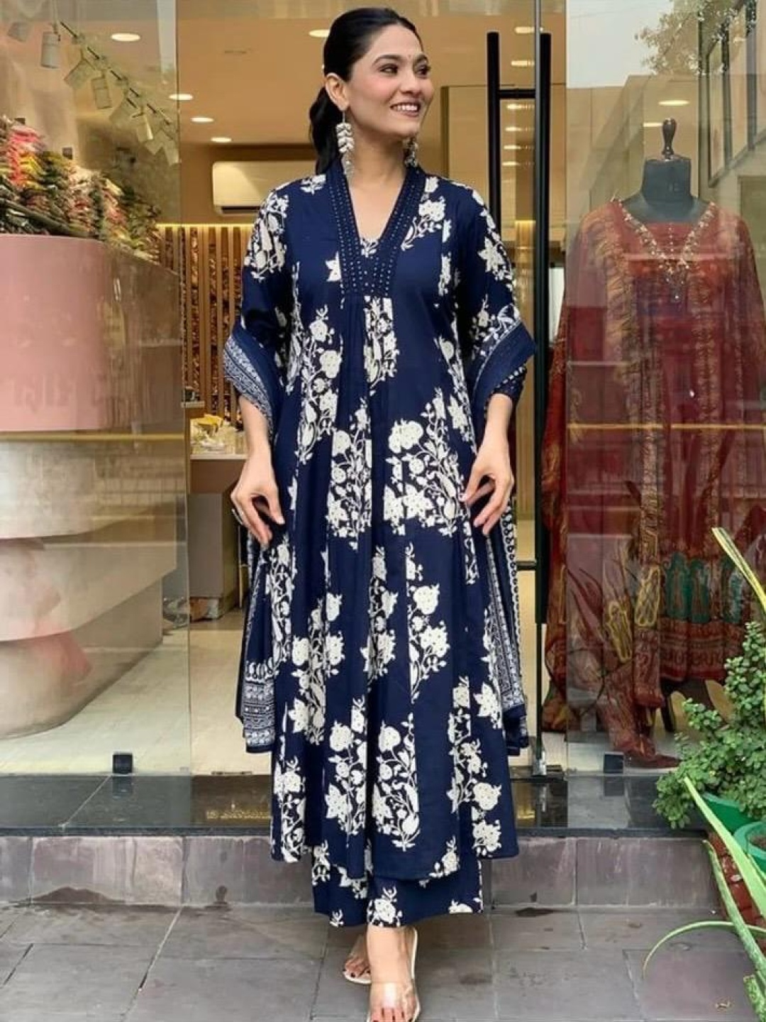 ANNU PARIDHAN Women Floral Printed Regular Sequinned Kurta with Trousers & With Dupatta, Teal
ANNU PARIDHAN Women Floral Printed Regular Sequinned Kurta with Trousers & With Dupatta, Teal