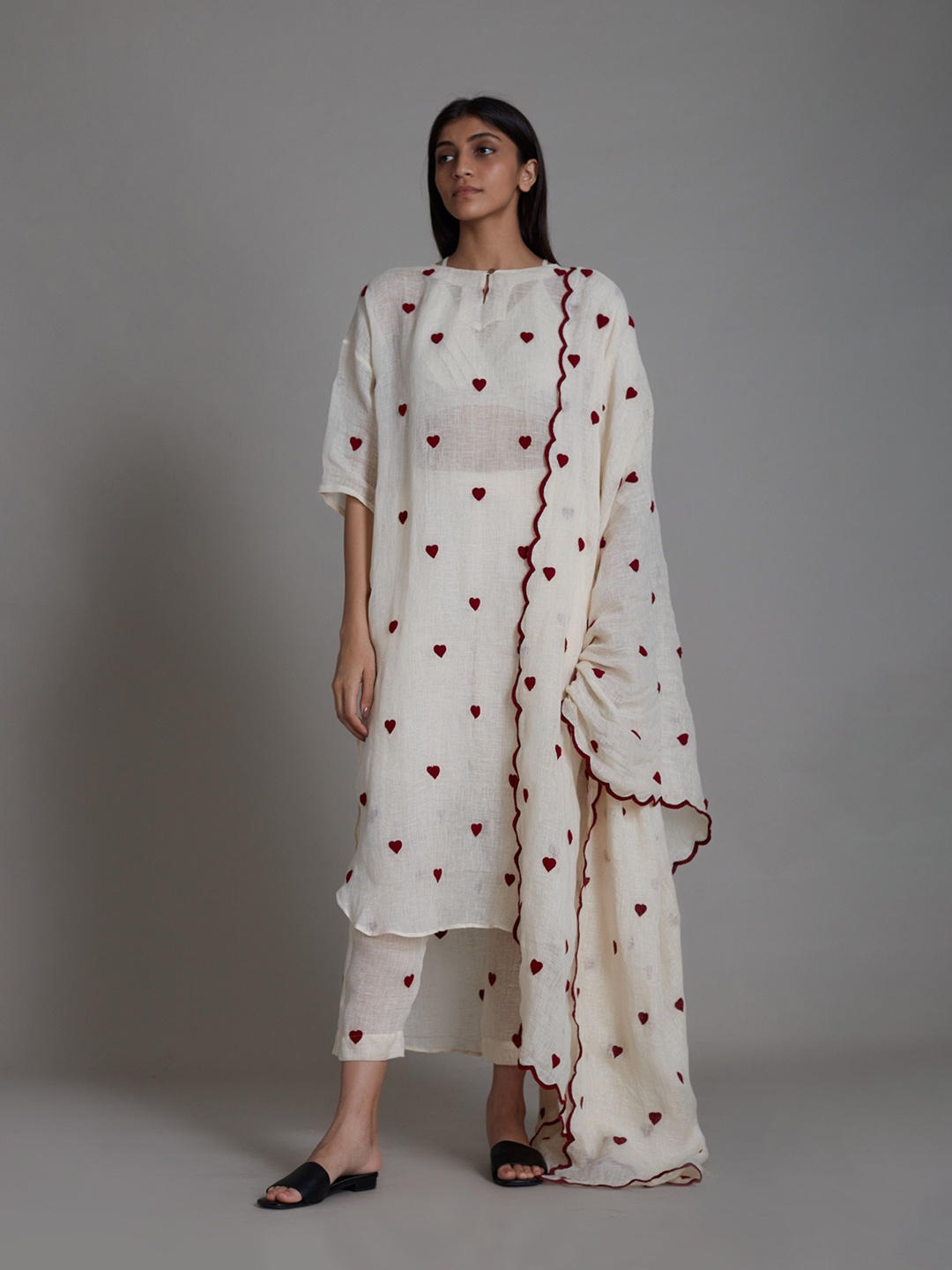 MATI Geometric Printed Round Neck Linen Straight Kurta With Trousers & Dupatta, White
MATI Geometric Printed Round Neck Linen Straight Kurta With Trousers & Dupatta, White