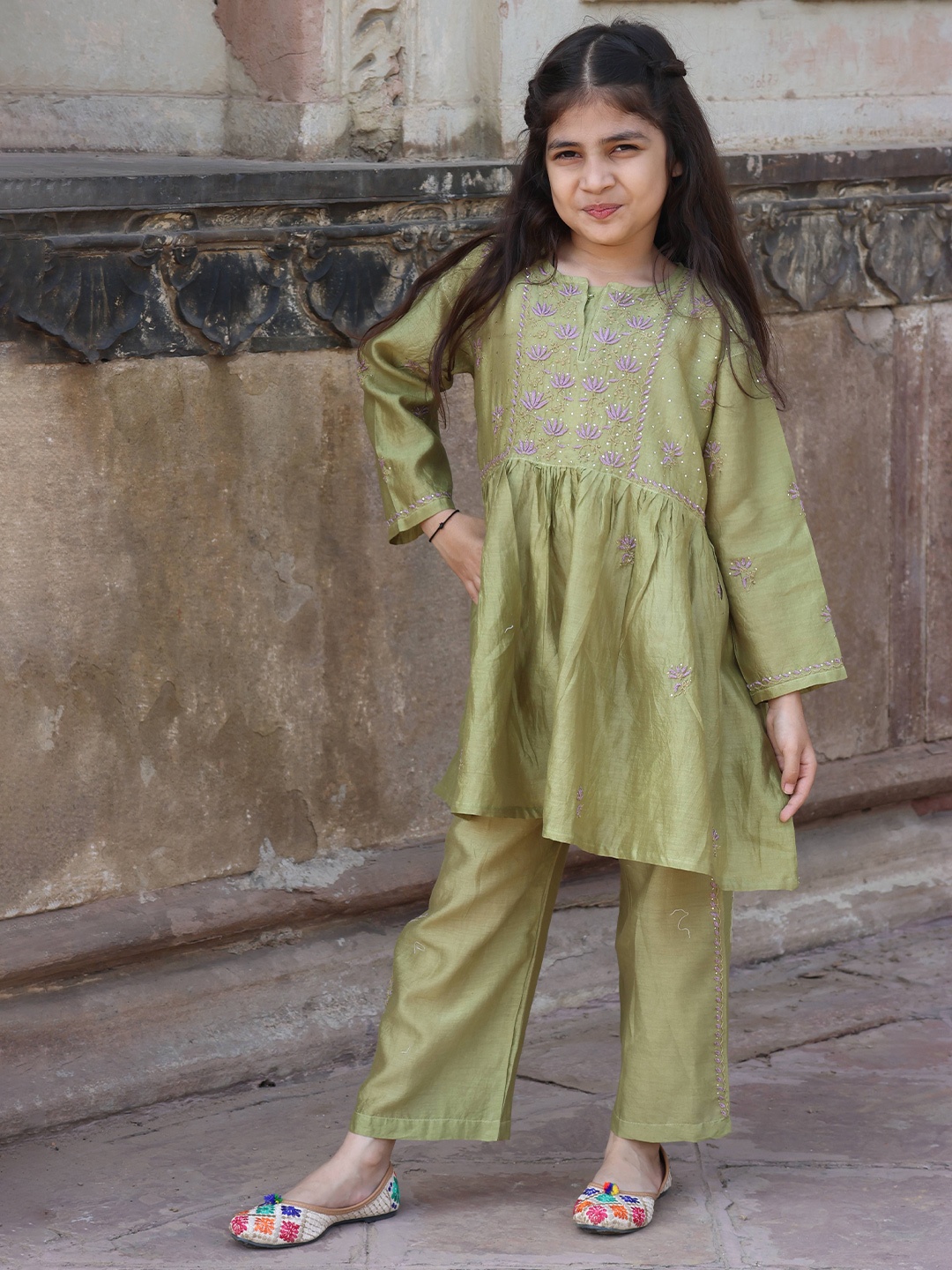 RAASA DRAPES Girls Floral Embroidered Chikankari Pure Cotton Kurti With Trousers, Green
RAASA DRAPES Girls Floral Embroidered Chikankari Pure Cotton Kurti With Trousers, Green