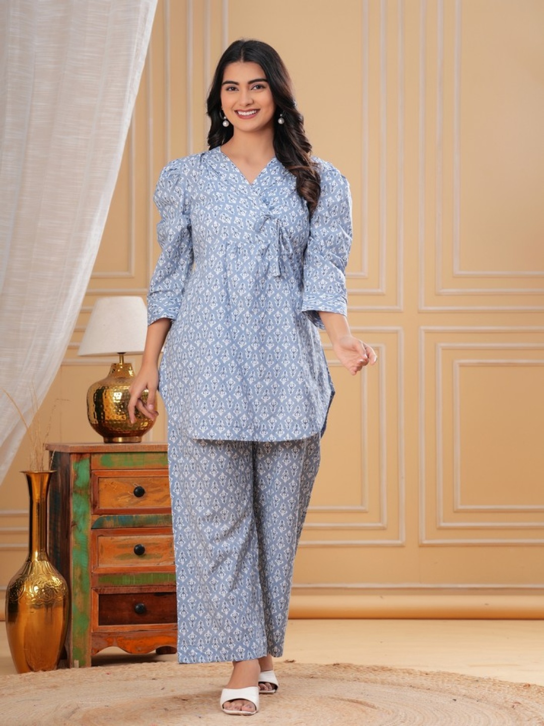 Kanahari Women Floral Embroidered Angrakha Pure Cotton Kurti with Trousers, Lavender
Kanahari Women Floral Embroidered Angrakha Pure Cotton Kurti with Trousers, Lavender