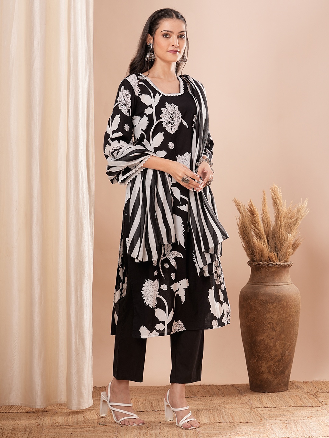 FASHOR Women Floral Printed Regular Beads and Stones Pure Cotton Kurta with Trousers & With Dupatta, Black
FASHOR Women Floral Printed Regular Beads and Stones Pure Cotton Kurta with Trousers & With Dupatta, Black