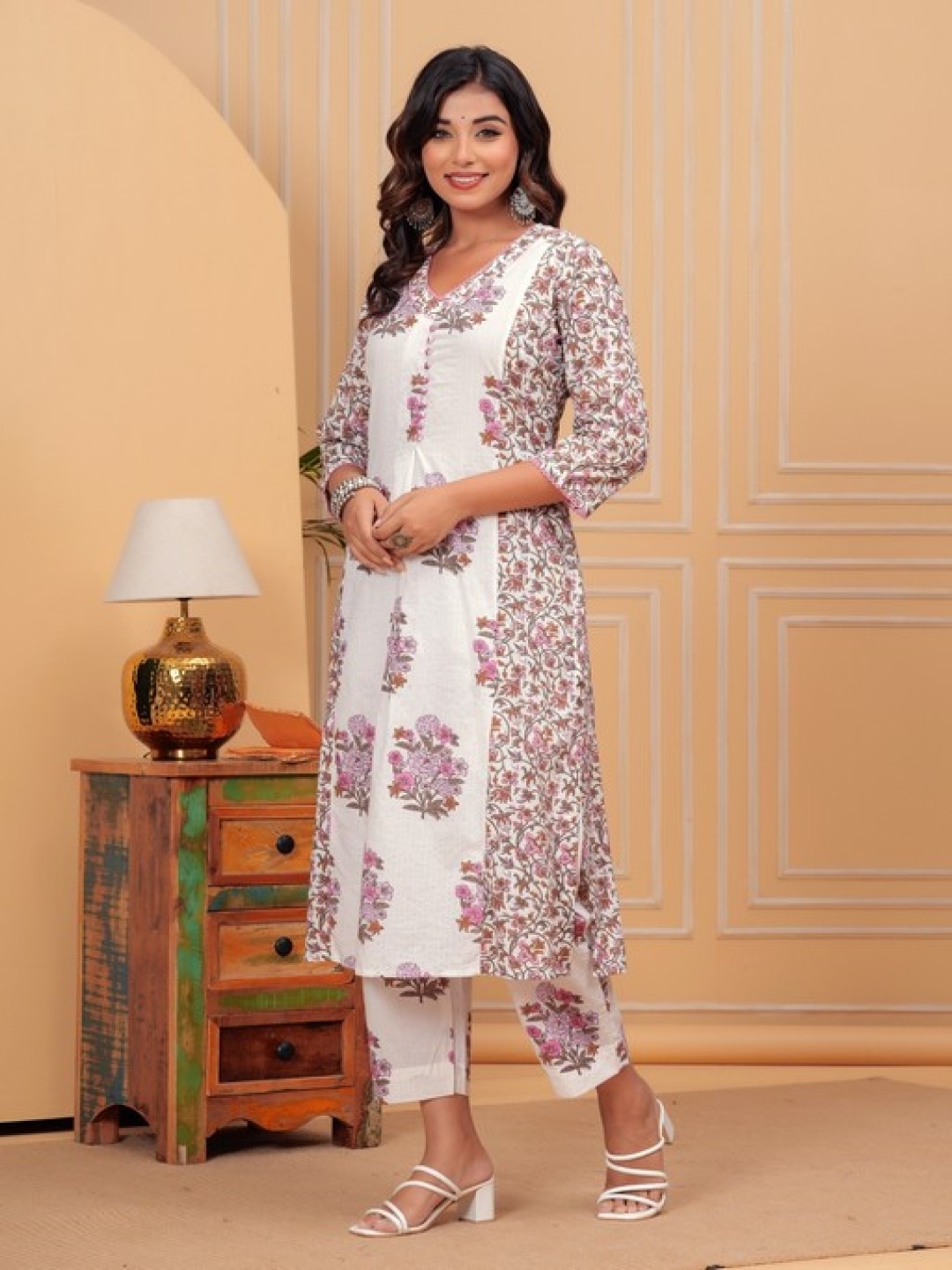 Kanahari Women Floral Printed Regular Pure Cotton Kurta with Trousers & With Dupatta, Pink
Kanahari Women Floral Printed Regular Pure Cotton Kurta with Trousers & With Dupatta, Pink