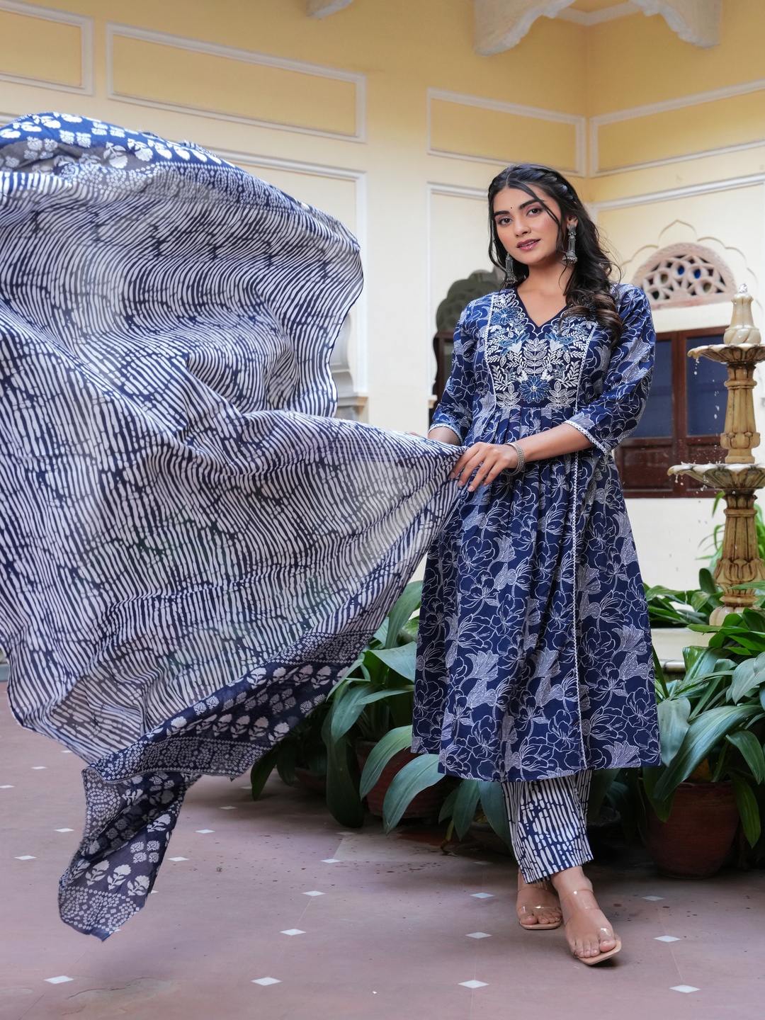SINGNI Women Floral Printed Regular Pure Cotton Kurta with Palazzos & With Dupatta, Blue
SINGNI Women Floral Printed Regular Pure Cotton Kurta with Palazzos & With Dupatta, Blue