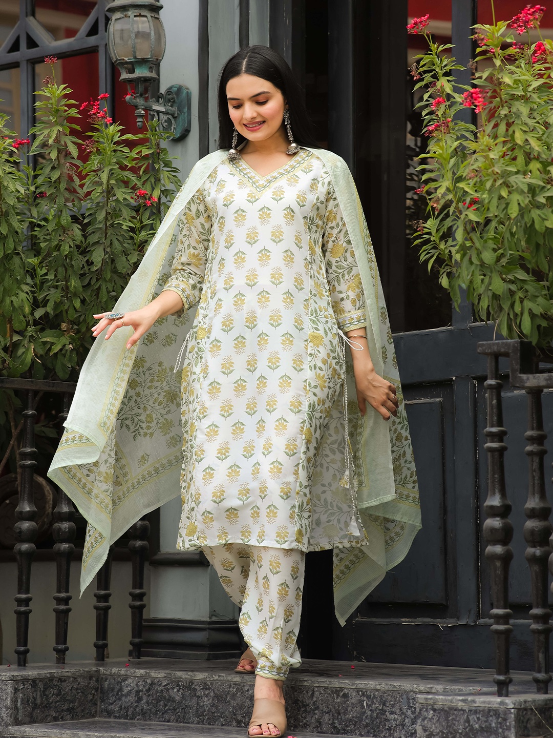 ZIBLON Women Floral Embroidered Regular Thread Work Kurti with Trousers & With Dupatta, Yellow
ZIBLON Women Floral Embroidered Regular Thread Work Kurti with Trousers & With Dupatta, Yellow