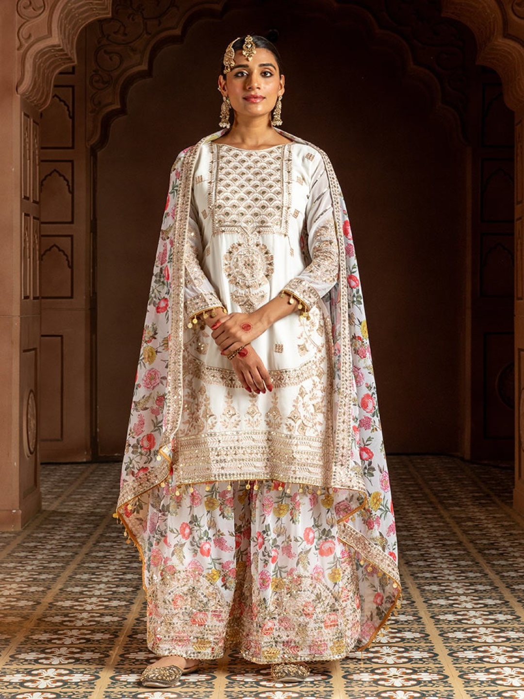 DIVASTRI Women Floral Embroidered Regular Sequinned Kurta with Sharara & With Dupatta, White
DIVASTRI Women Floral Embroidered Regular Sequinned Kurta with Sharara & With Dupatta, White