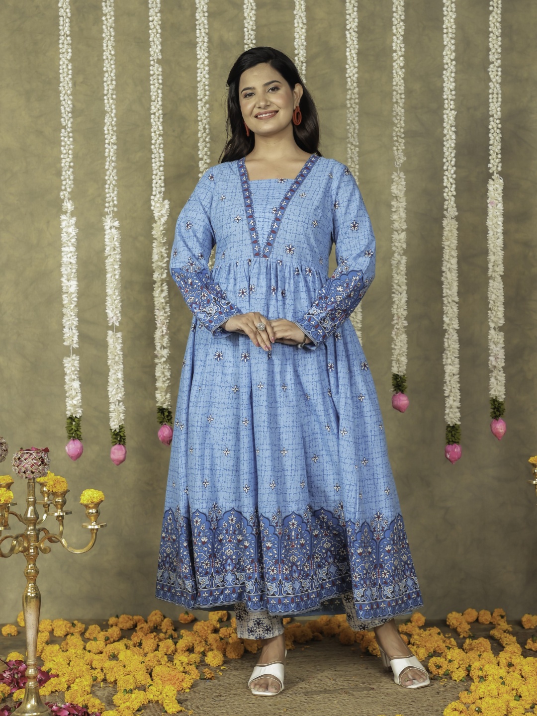 Aramya Women Floral Printed Panelled Patchwork Pure Cotton Kurta with Trousers, Blue
Aramya Women Floral Printed Panelled Patchwork Pure Cotton Kurta with Trousers, Blue