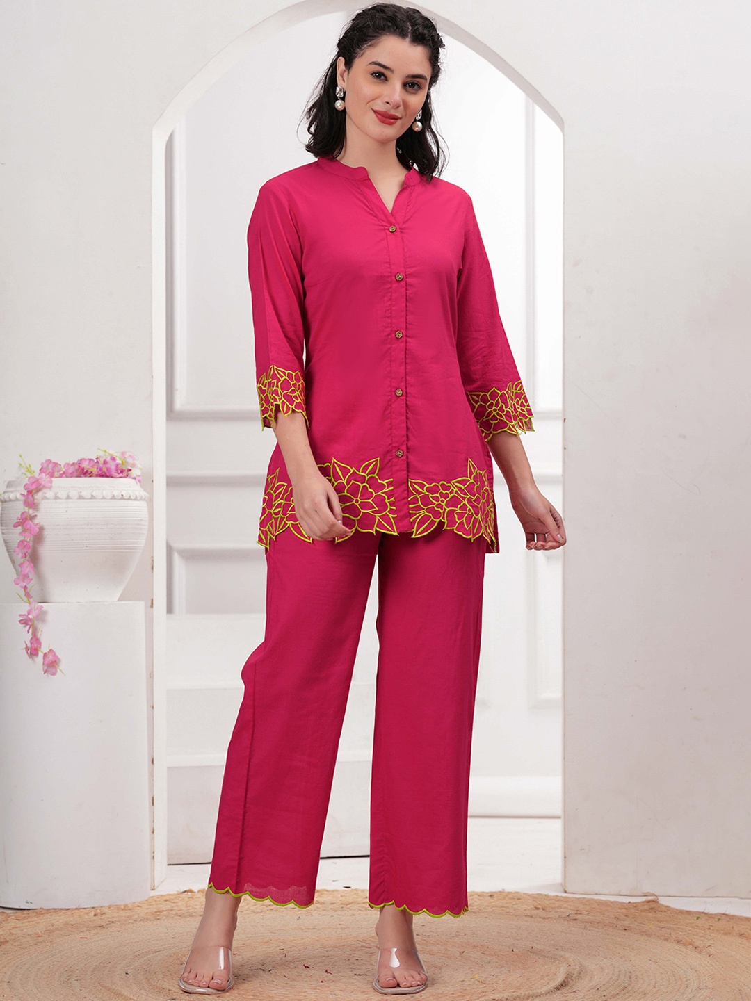 Karaveera Women Floral Embroidered Regular Thread Work Pure Cotton Kurta with Trousers, Pink
Karaveera Women Floral Embroidered Regular Thread Work Pure Cotton Kurta with Trousers, Pink