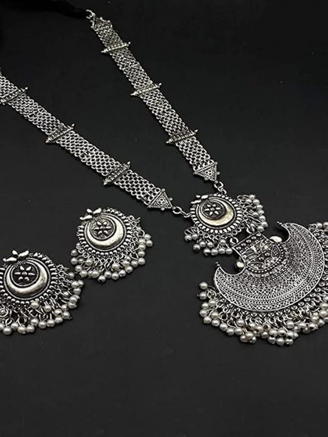 JMBW INTERNATIONAL Silver-Plated Stones Studded & Beaded Oxidised Necklace & Earrings
JMBW INTERNATIONAL Silver-Plated Stones Studded & Beaded Oxidised Necklace & Earrings