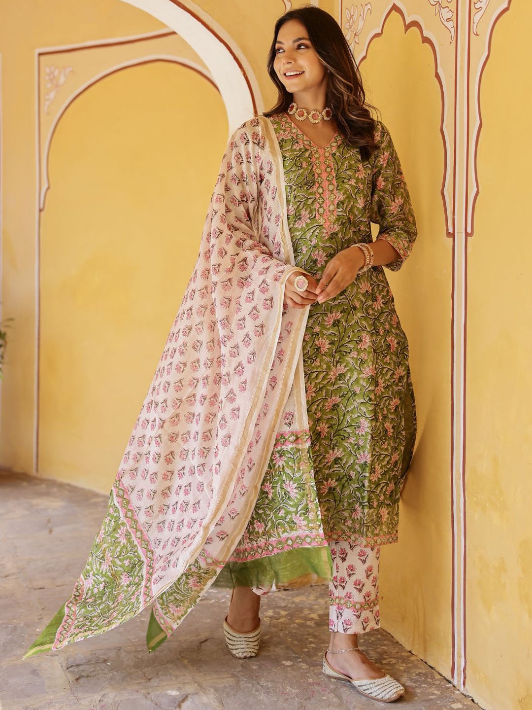 all about you Women Floral Printed Regular Kurta with Trousers & With Dupatta, Green
all about you Women Floral Printed Regular Kurta with Trousers & With Dupatta, Green
