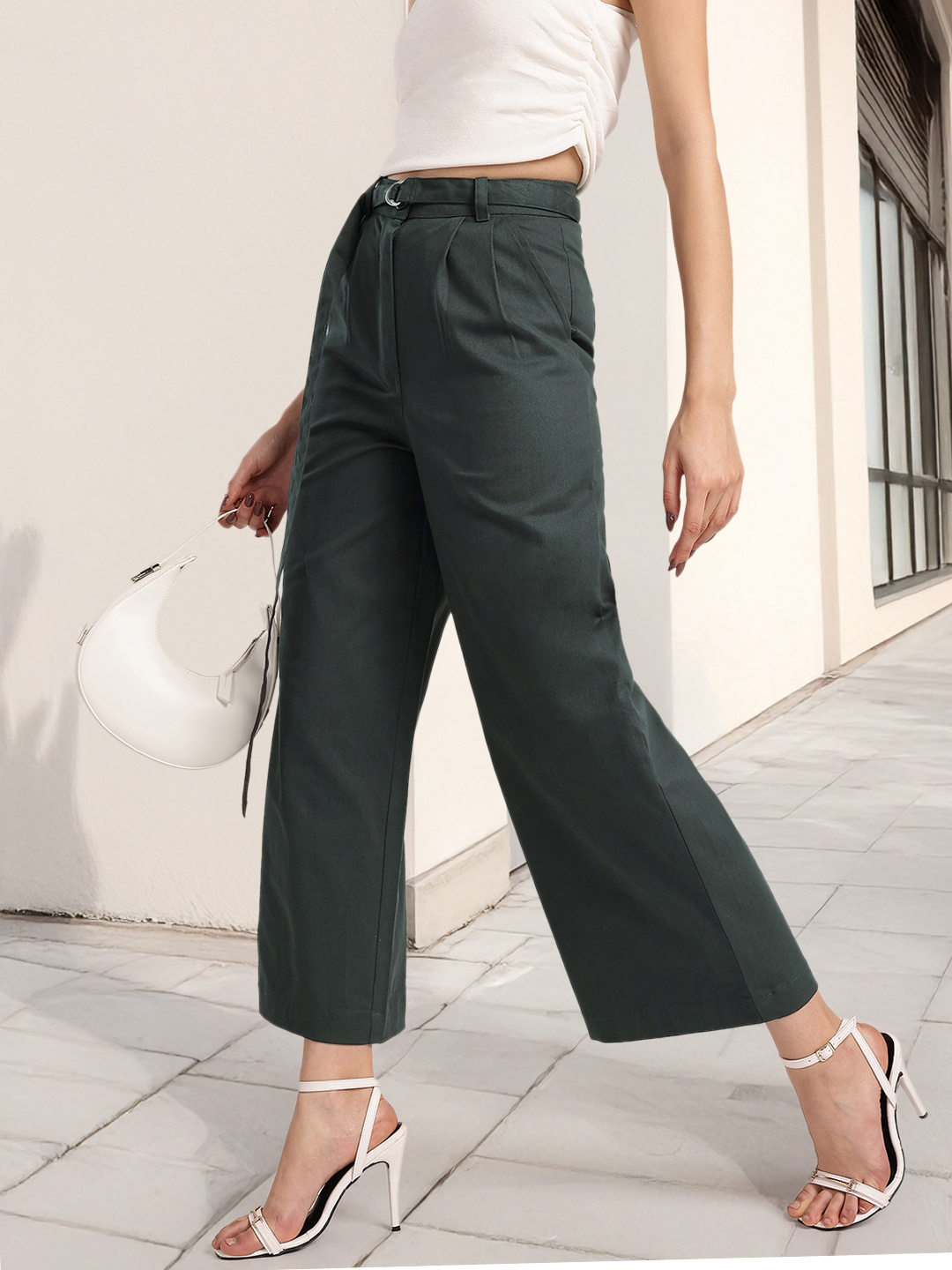 glitchez Women Dramatic Silhouettes Mid-Rise Baggy Fit Wide Leg Cropped Trousers with Belt, Green
glitchez Women Dramatic Silhouettes Mid-Rise Baggy Fit Wide Leg Cropped Trousers with Belt, Green