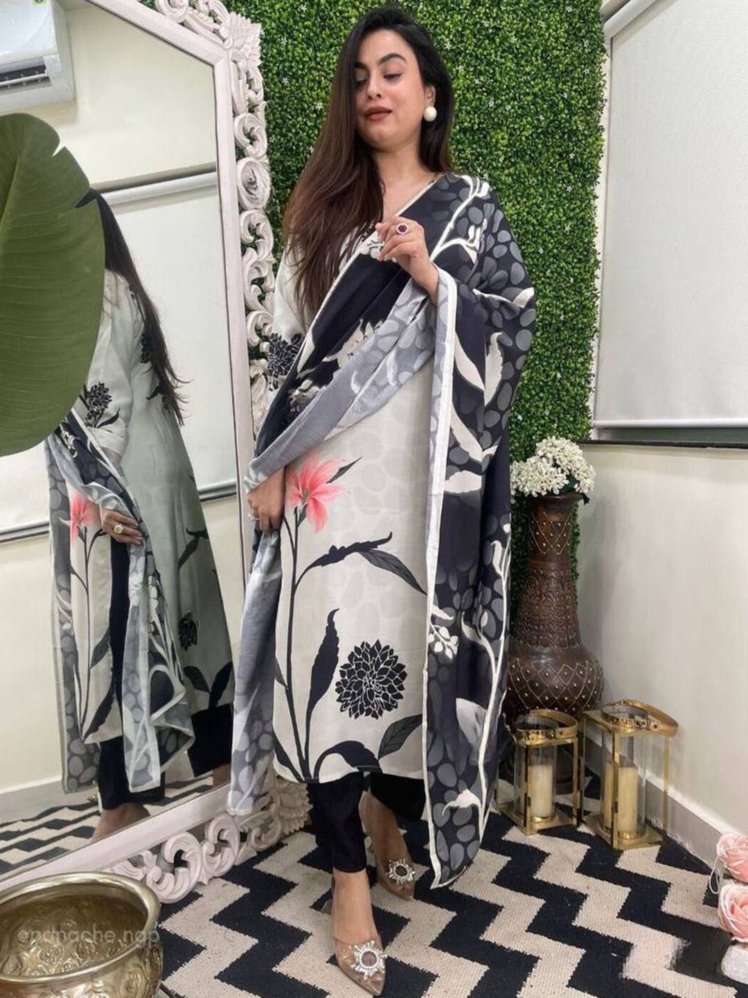 DIVASTRI Women Floral Printed Regular Kurta with Trousers & With Dupatta, Off white
DIVASTRI Women Floral Printed Regular Kurta with Trousers & With Dupatta, Off white