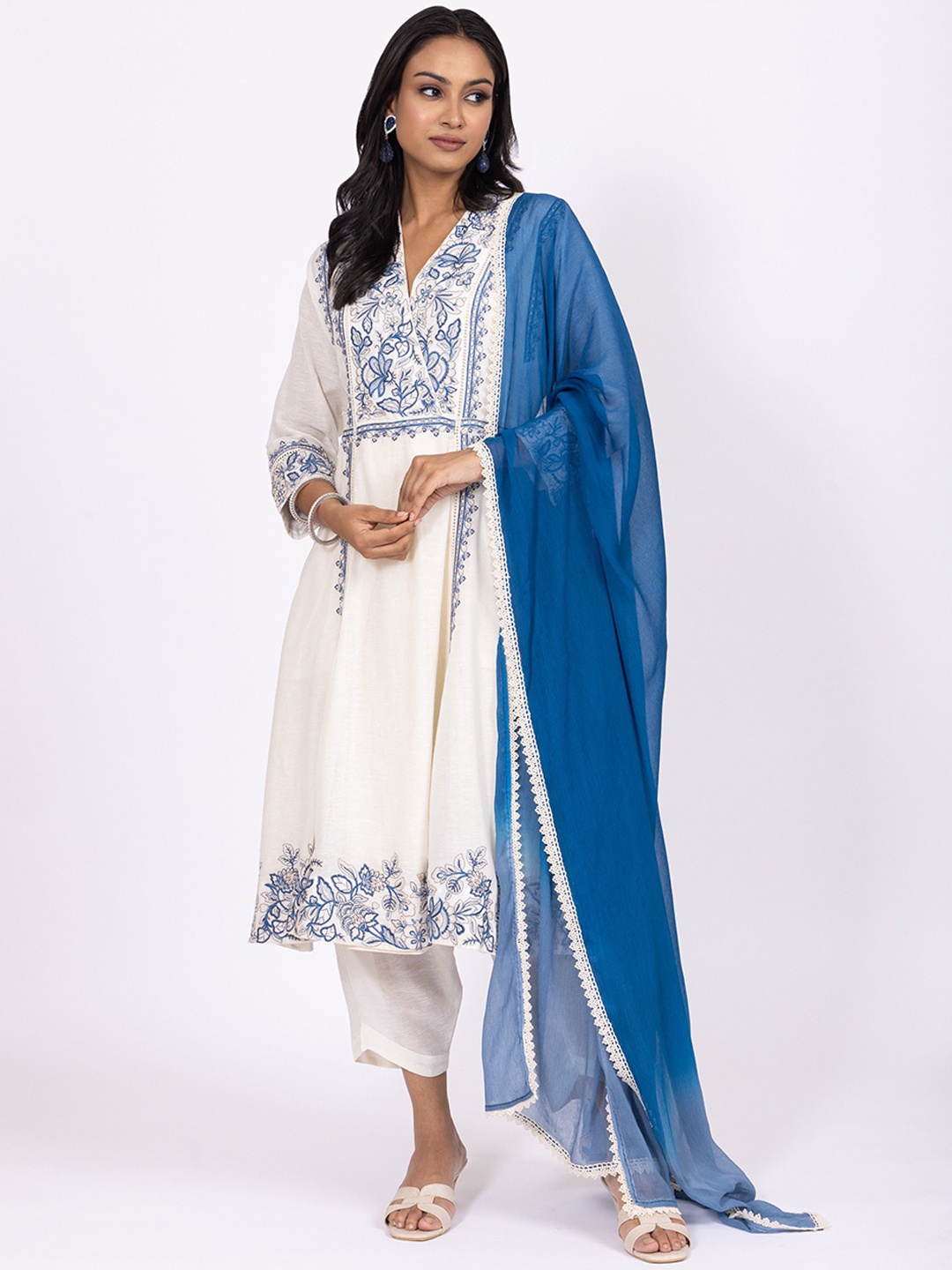 Label Naariti Women Floral Printed Regular Thread Work Linen Kurta with Trousers & With Dupatta, White
Label Naariti Women Floral Printed Regular Thread Work Linen Kurta with Trousers & With Dupatta, White