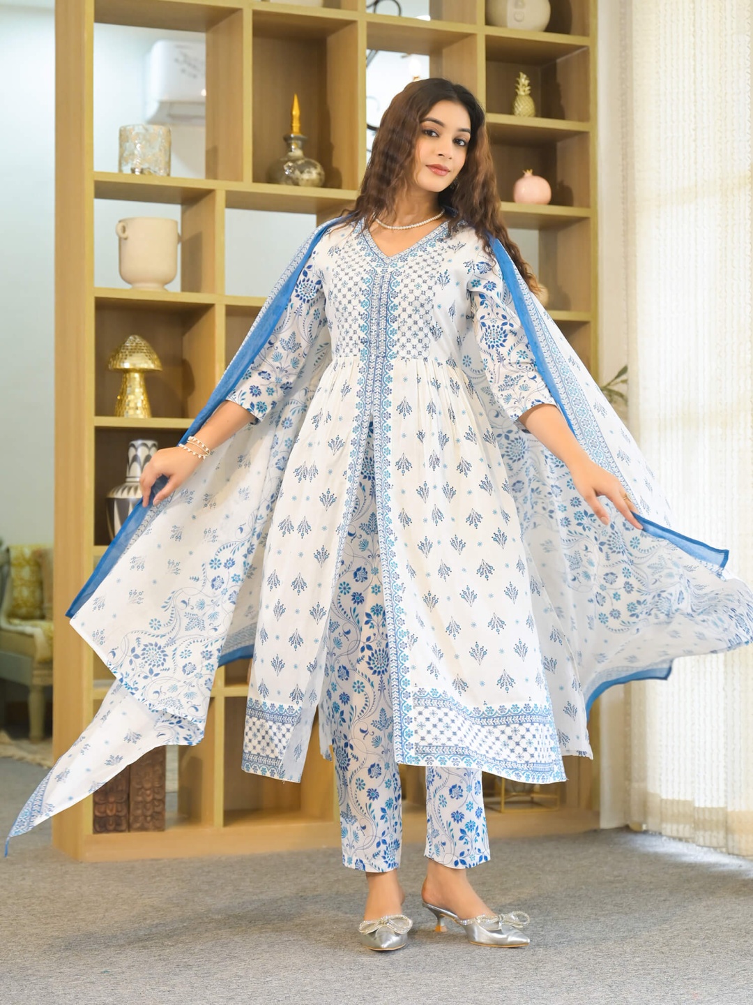 SHIFORY Women Floral Printed Regular Pure Cotton Kurta with Trousers & With Dupatta, Blue
SHIFORY Women Floral Printed Regular Pure Cotton Kurta with Trousers & With Dupatta, Blue