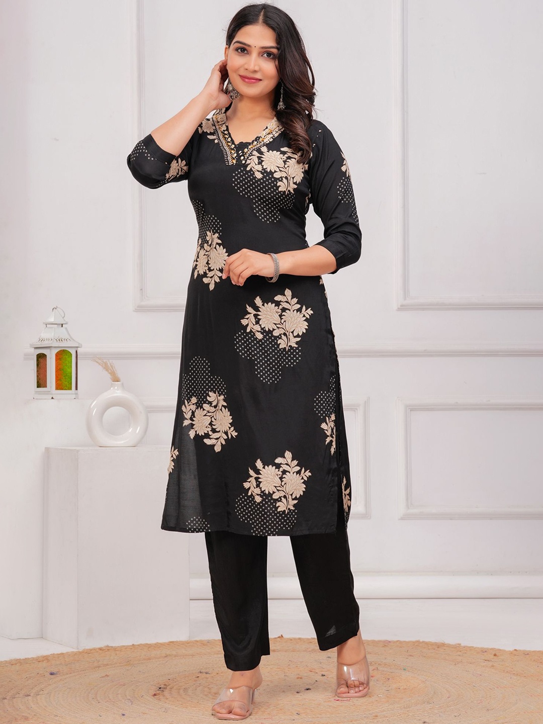 EtnicaWear Women Floral Printed Regular Beads and Stones Pure Silk Kurta with Trousers, Black
EtnicaWear Women Floral Printed Regular Beads and Stones Pure Silk Kurta with Trousers, Black